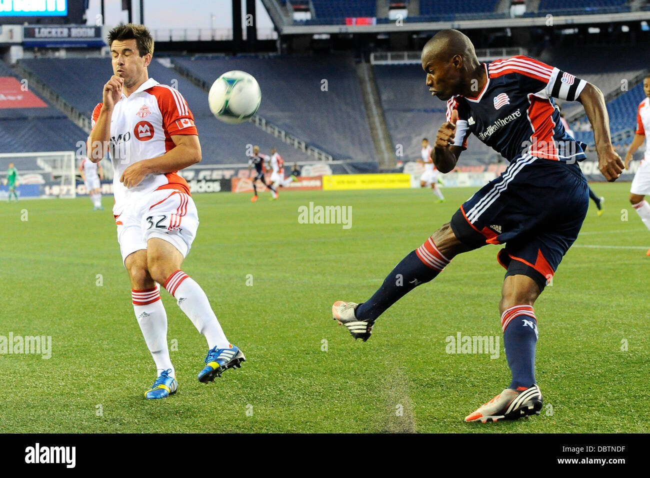 Foxborough, Massachusetts, USA. 4. August 2013. 4. August 2013 - Foxborough, Massachusetts, kickt USA - New England Revolution Verteidiger Jose Goncalves (23) den Ball aus der Revolution Ende während der ersten Hälfte des Toronto FC Vs New England Revolution MLS Fußball Spiel im Gillette Stadium in Foxborough, Massachusetts statt. Toronto FC besiegte die Revolution 1-0. Eric Canha/CSM/Alamy Live-Nachrichten Stockfoto