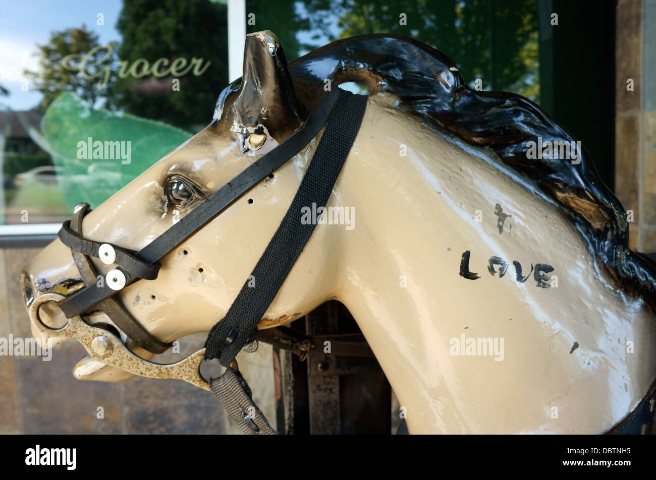 Nahaufnahme des Kopfes des hölzernen Pferdes Kinderritt Stockfoto