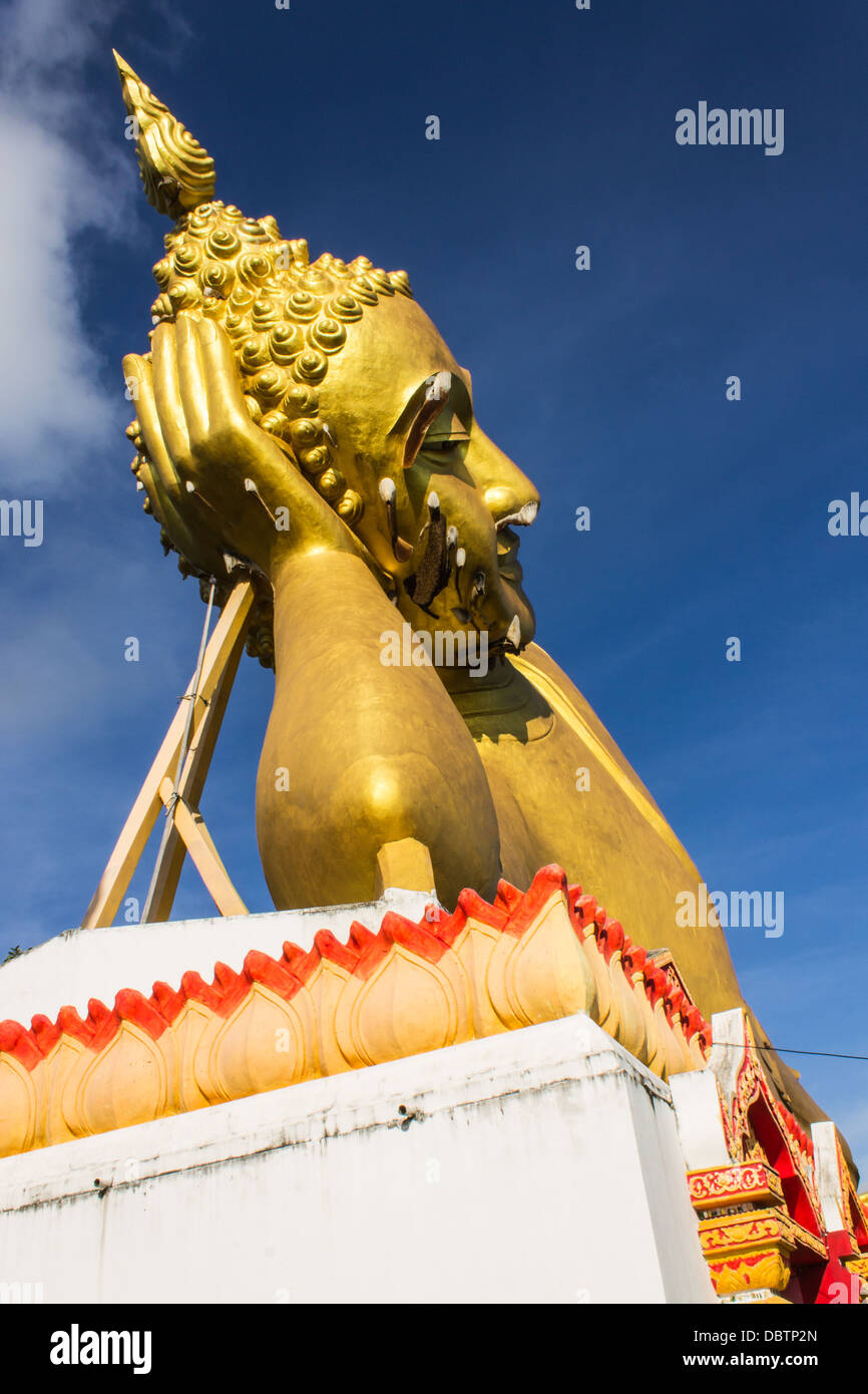 Große liegende Buddha im Wat Mokkanlan, Chomthong Chiangmai Thailand Stockfoto