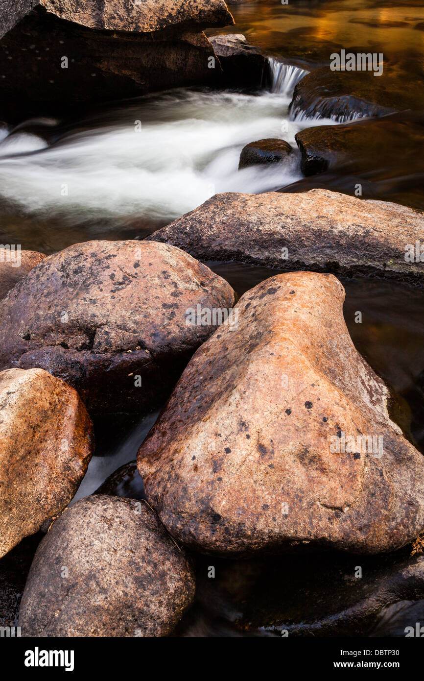 Flusssteine und fließendes Wasser Stockfoto