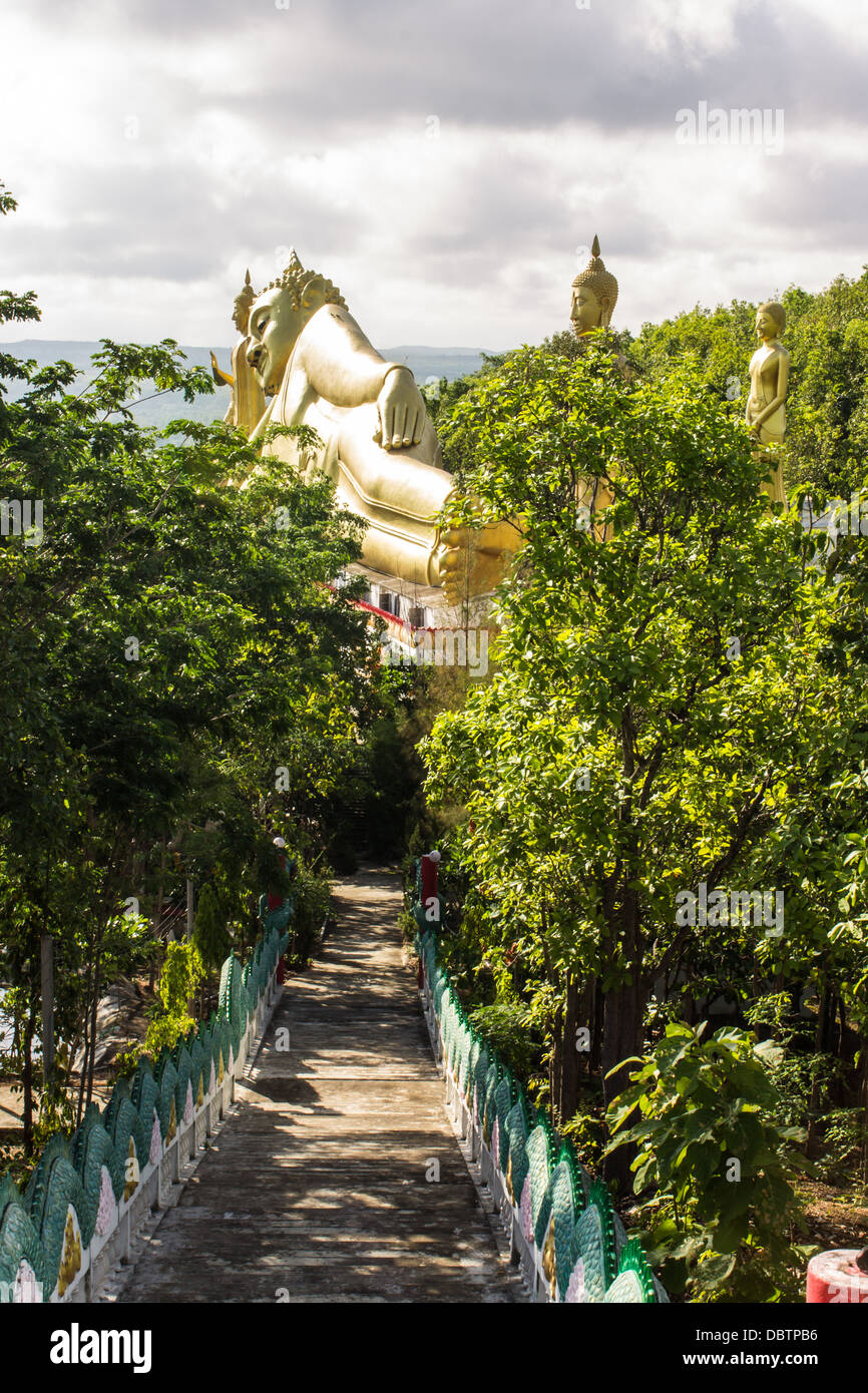 Große liegende Buddha stehend, und Buddha im Wat Mokkanlan, Chomthong Chiangmai Thailand Stockfoto