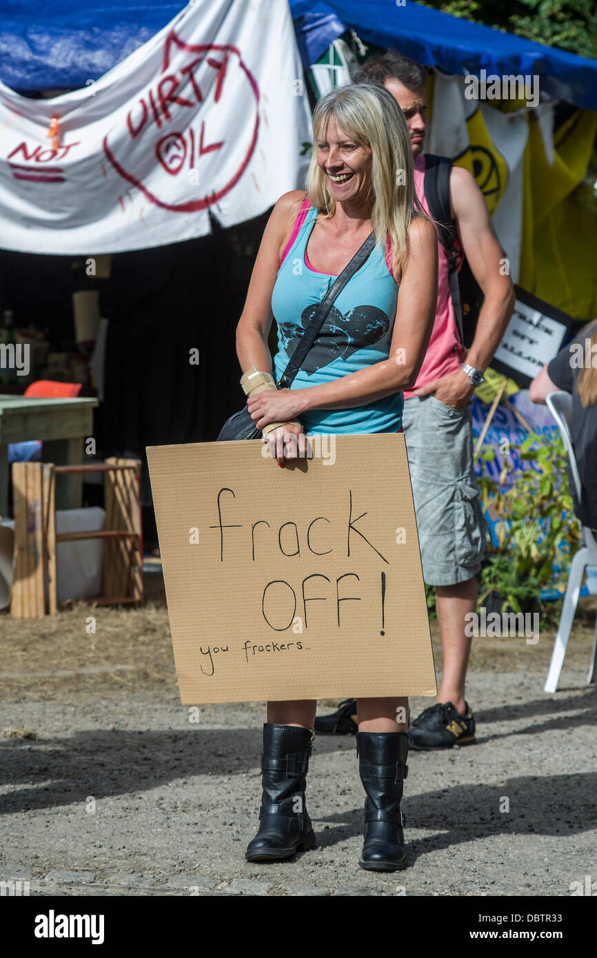 Balcombe, West Sussex, UK. 4. August 2013. Anti-Fracking weiter Demonstranten ihre Blockade der Cuadrilla Test Bohrmaschine in der Nähe von Balcombe, West Sussex, UK. 4. August 2013. Bildnachweis: Guy Bell/Alamy Live-Nachrichten Stockfoto