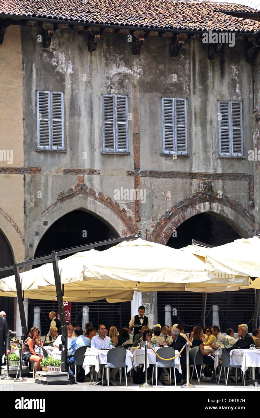 Restaurant im Freien in Piazza Dei Mercanti in Mailand Italien Stockfoto