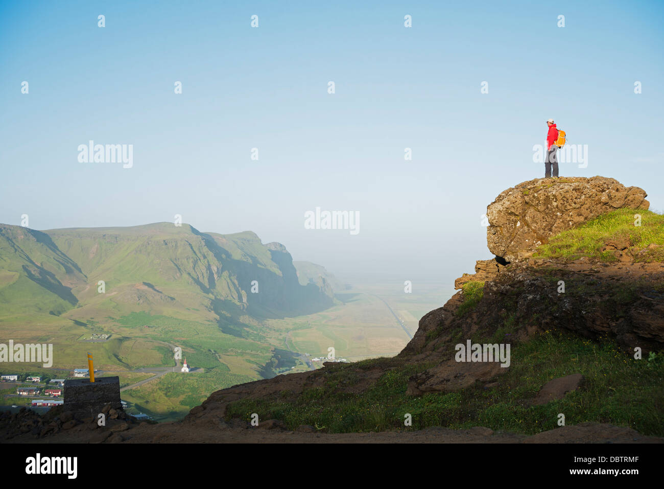 Wanderer über Küstenlandschaft, Vik, Iceland, Polarregionen Stockfoto