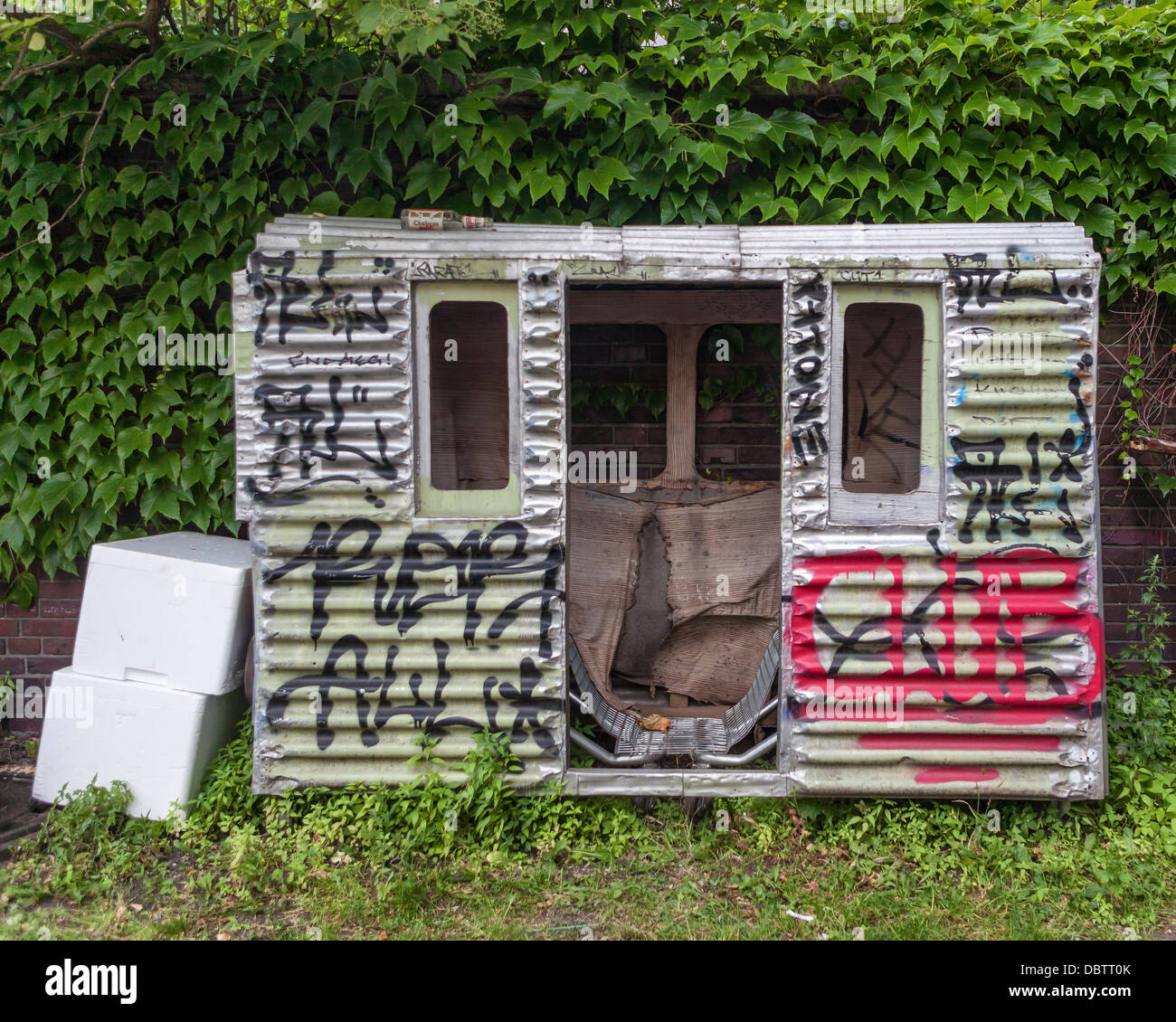 Ein Wellblech-Kabine Platz für zwei Personen auf das Straßencafé "Kjosk" in Cuvrystrasse, Kreuzberg, Berlin Stockfoto