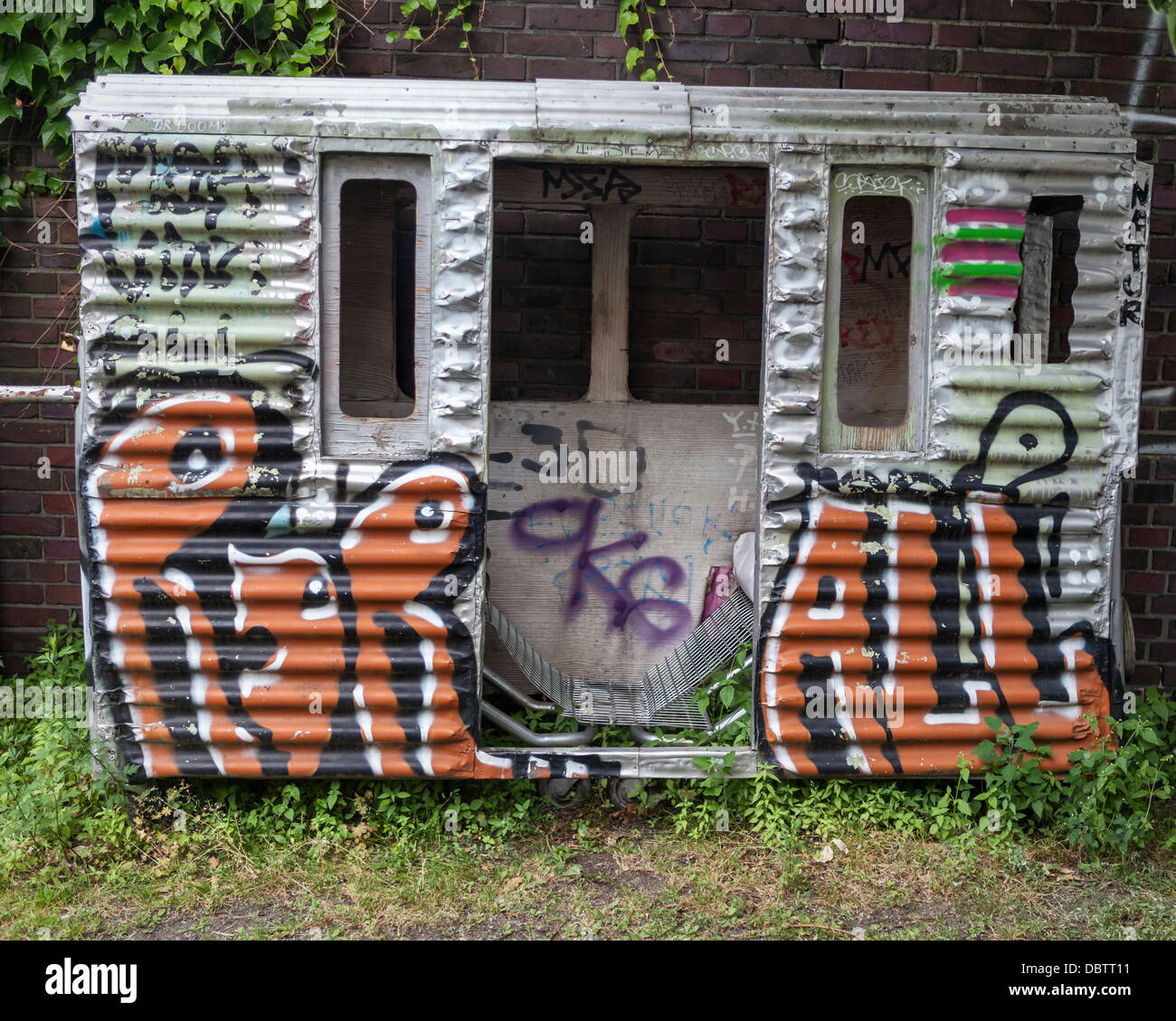 Ein Wellblech-Kabine Platz für zwei Personen auf das Straßencafé "Kjosk" in Cuvrystrasse, Kreuzberg, Berlin Stockfoto