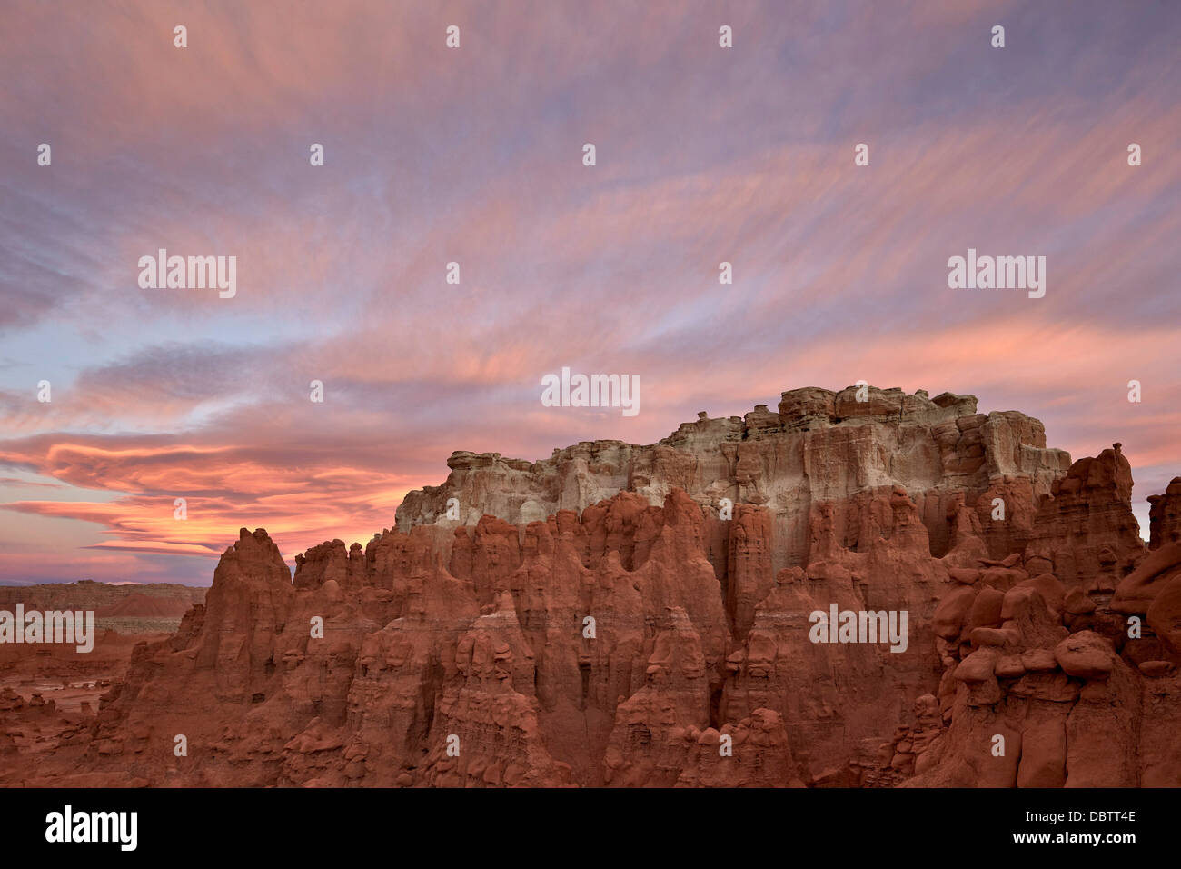 Orange Wolken bei Morgendämmerung über die Badlands, Goblin Valley State Park, Utah, Vereinigte Staaten von Amerika, Nordamerika Stockfoto