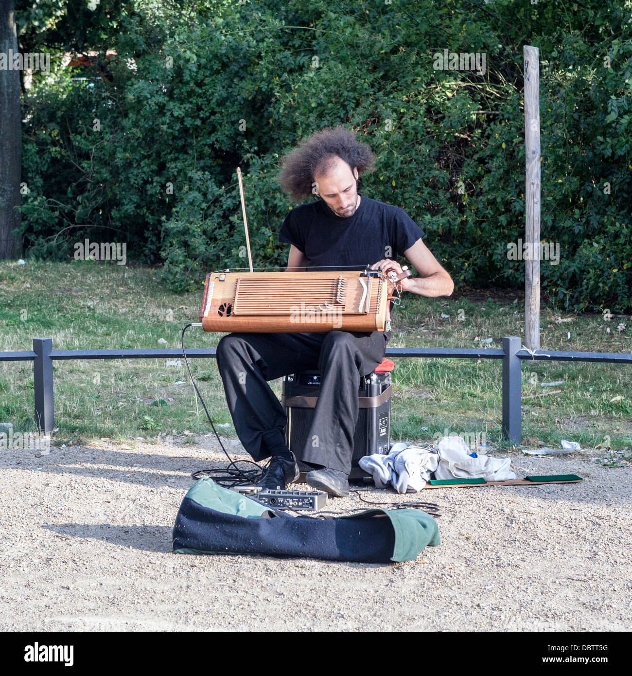 Straßenmusiker spielen ungewöhnliche stringed Musikinstrument in Gorlitzer Park, Berlin Stockfoto
