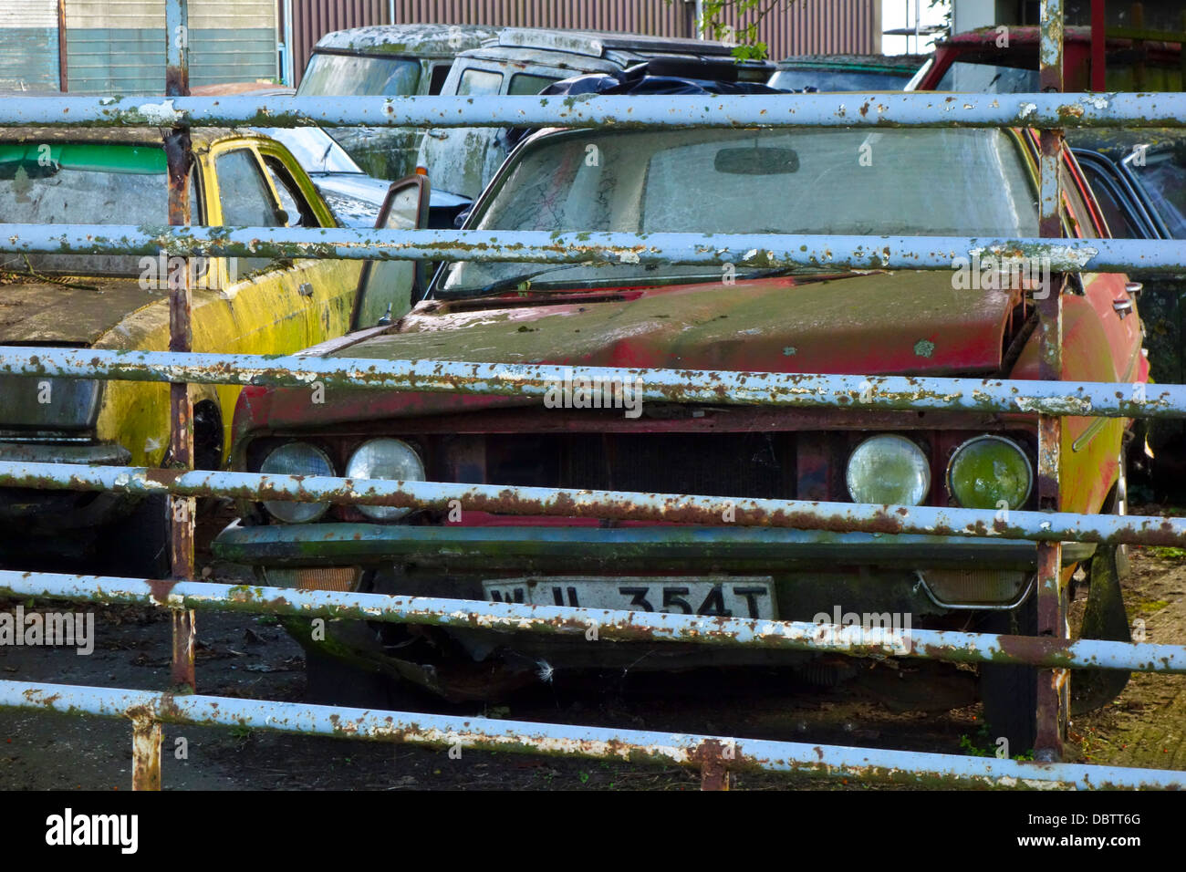 Verlassene Autoschrott in Hof Stockfoto