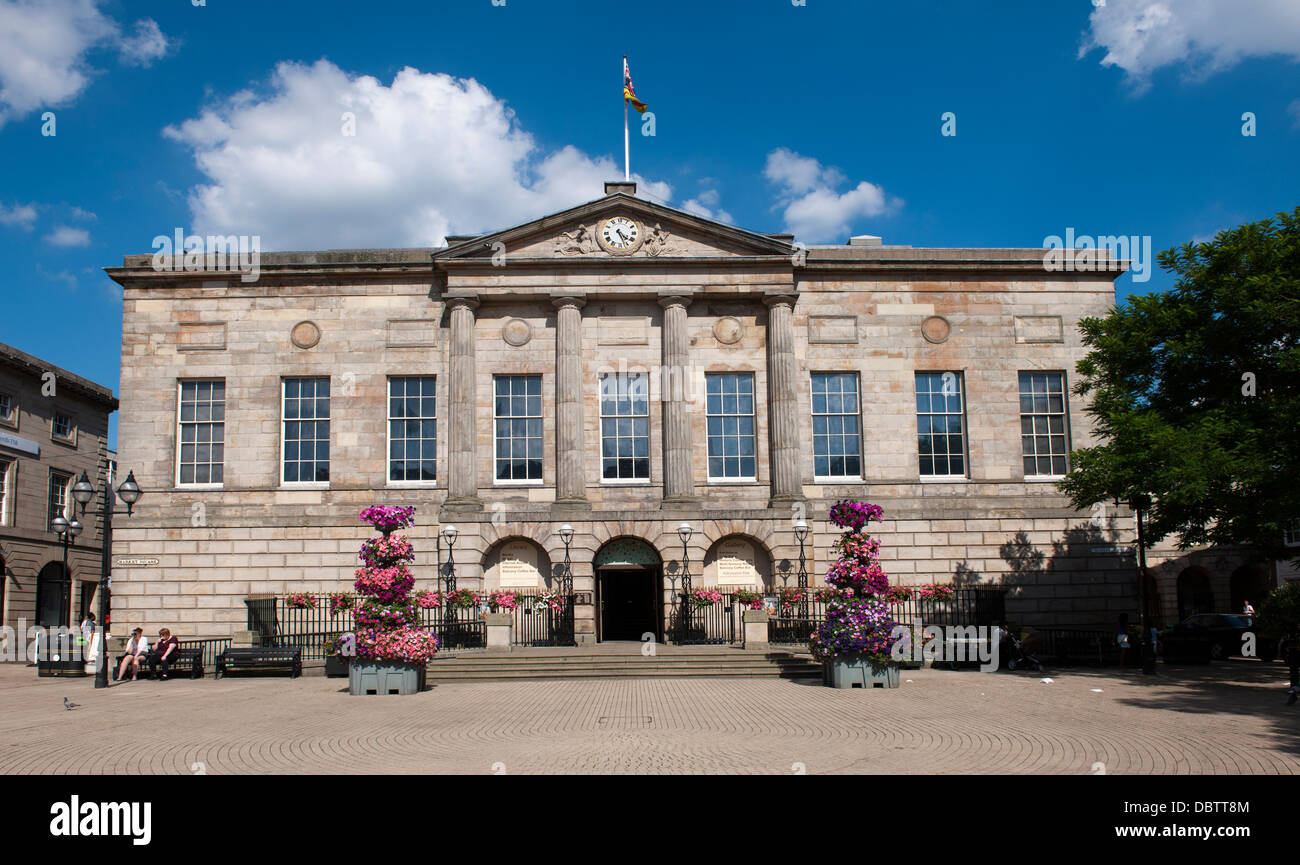 Marktplatz, Stafford, zeigt die Vorderseite des Shire Hall, Staffordshire, England, UK. Stockfoto