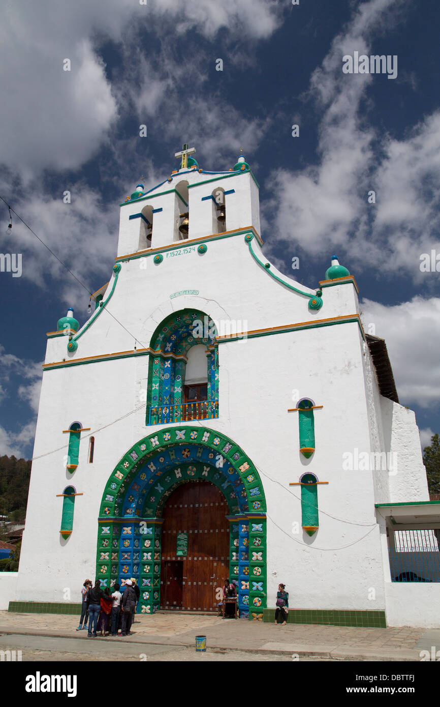 Die Kirche San Juan Bautista, gegründet im Jahre 1797, San Juan Chamula, Chiapas, Mexiko, Nordamerika Stockfoto