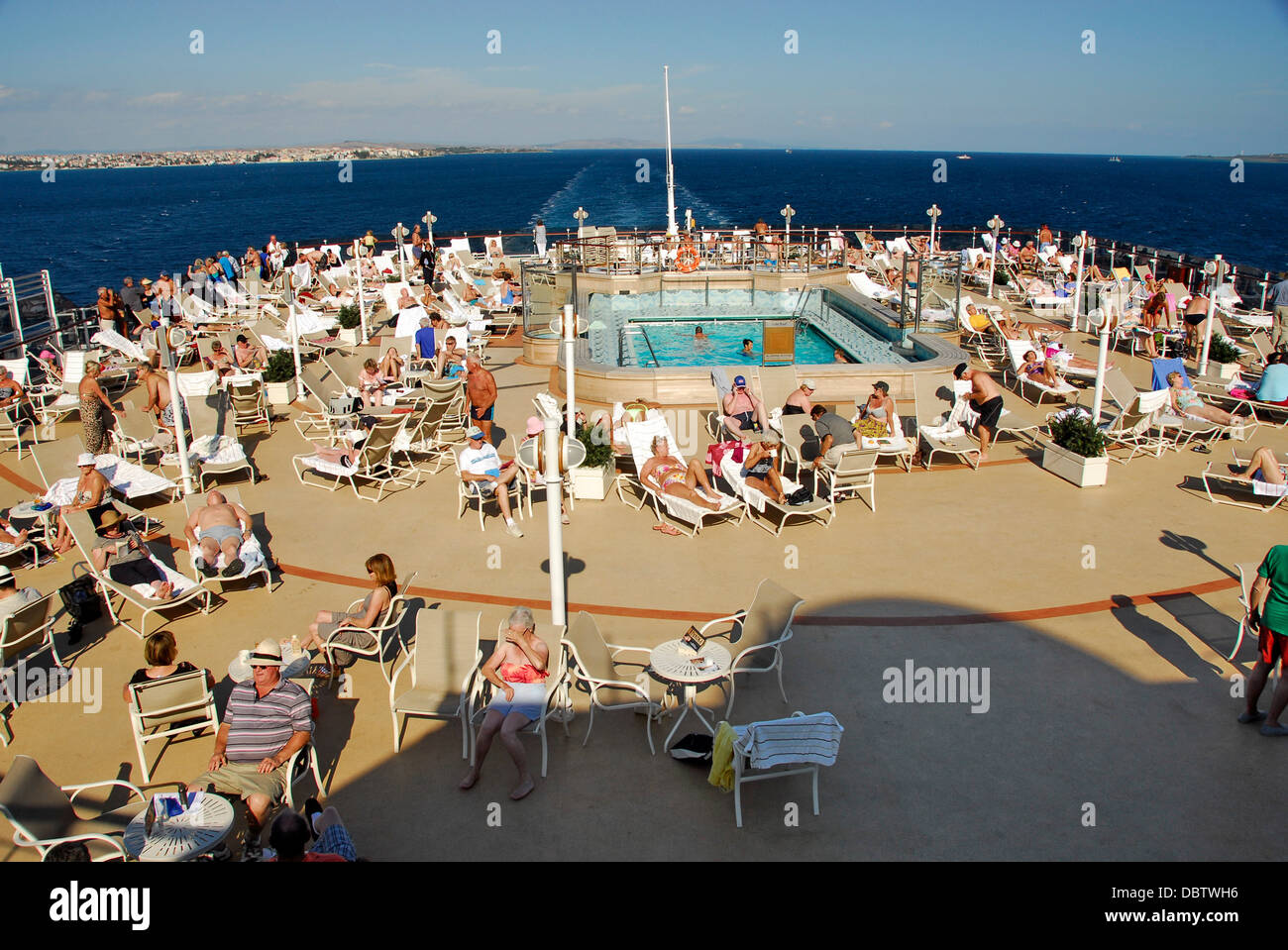 Schwimmbad auf der Cunard Line-Queen Elizabeth Schiff Stockfoto