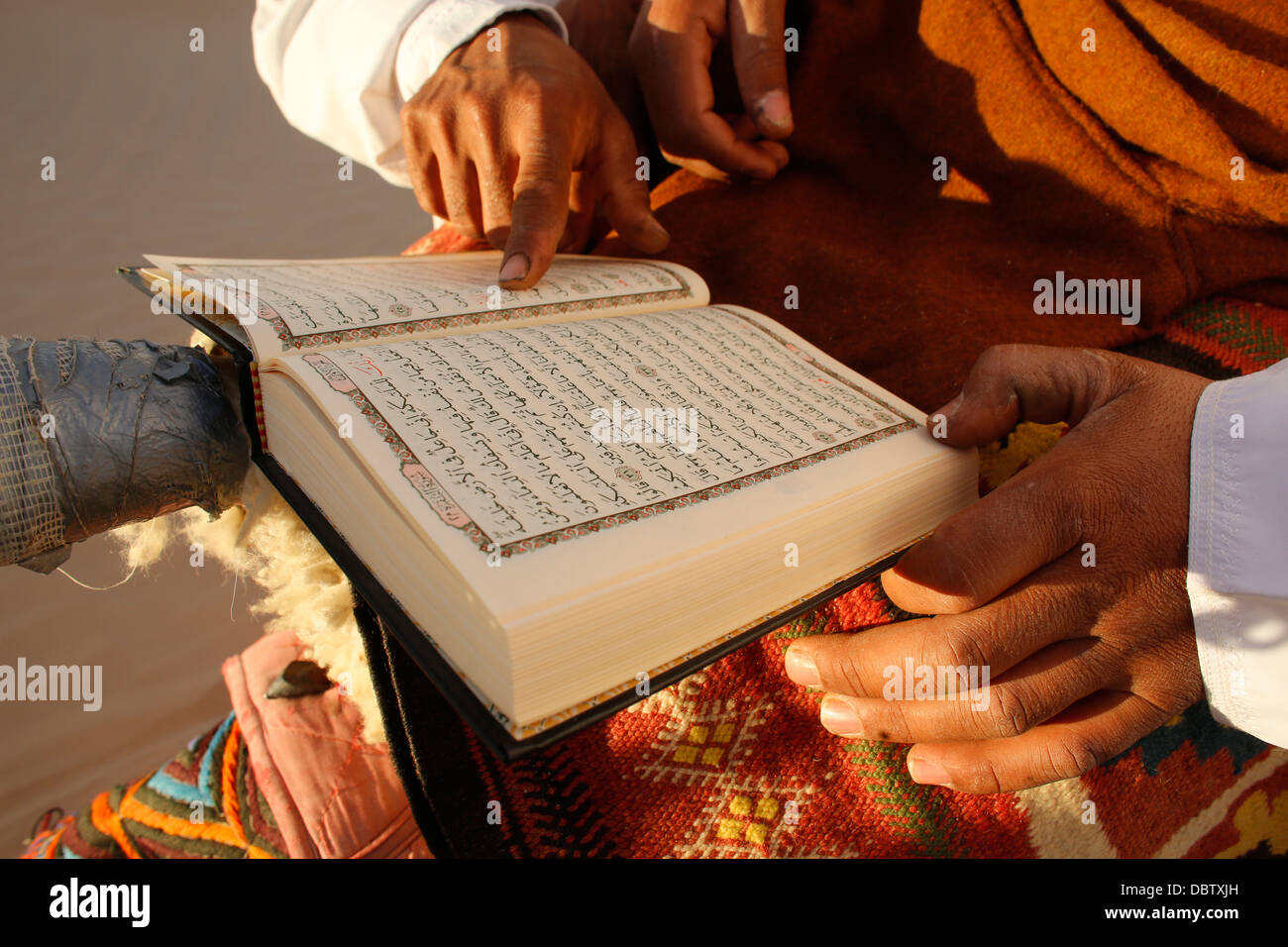 Tunesische Beduinen lesen das Koran, Douz, Tunesien, Nordafrika, Afrika Stockfoto