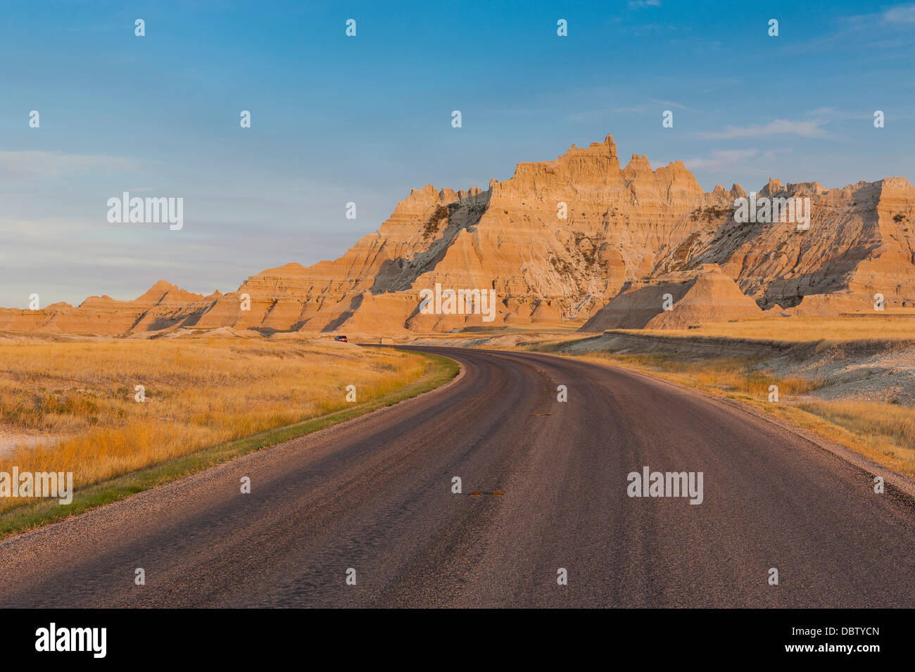 Straße durch die Badlands National Park, South Dakota, Vereinigte Staaten von Amerika, Nordamerika Stockfoto