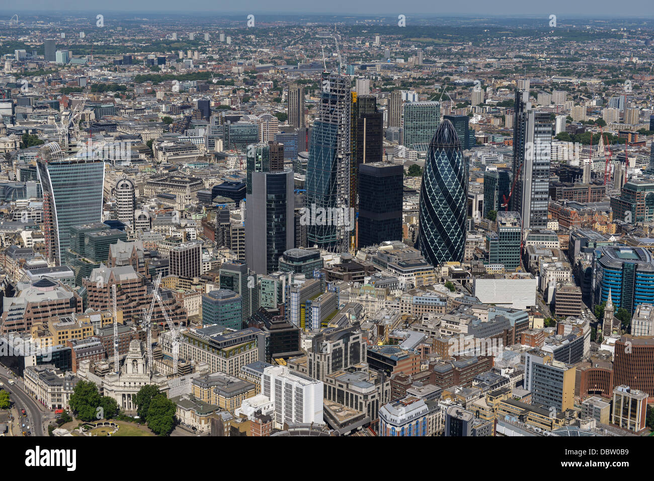 Luftaufnahme von der City of London zeigt The Gherkin die Käsereibe und The Walkie Talkie Stockfoto