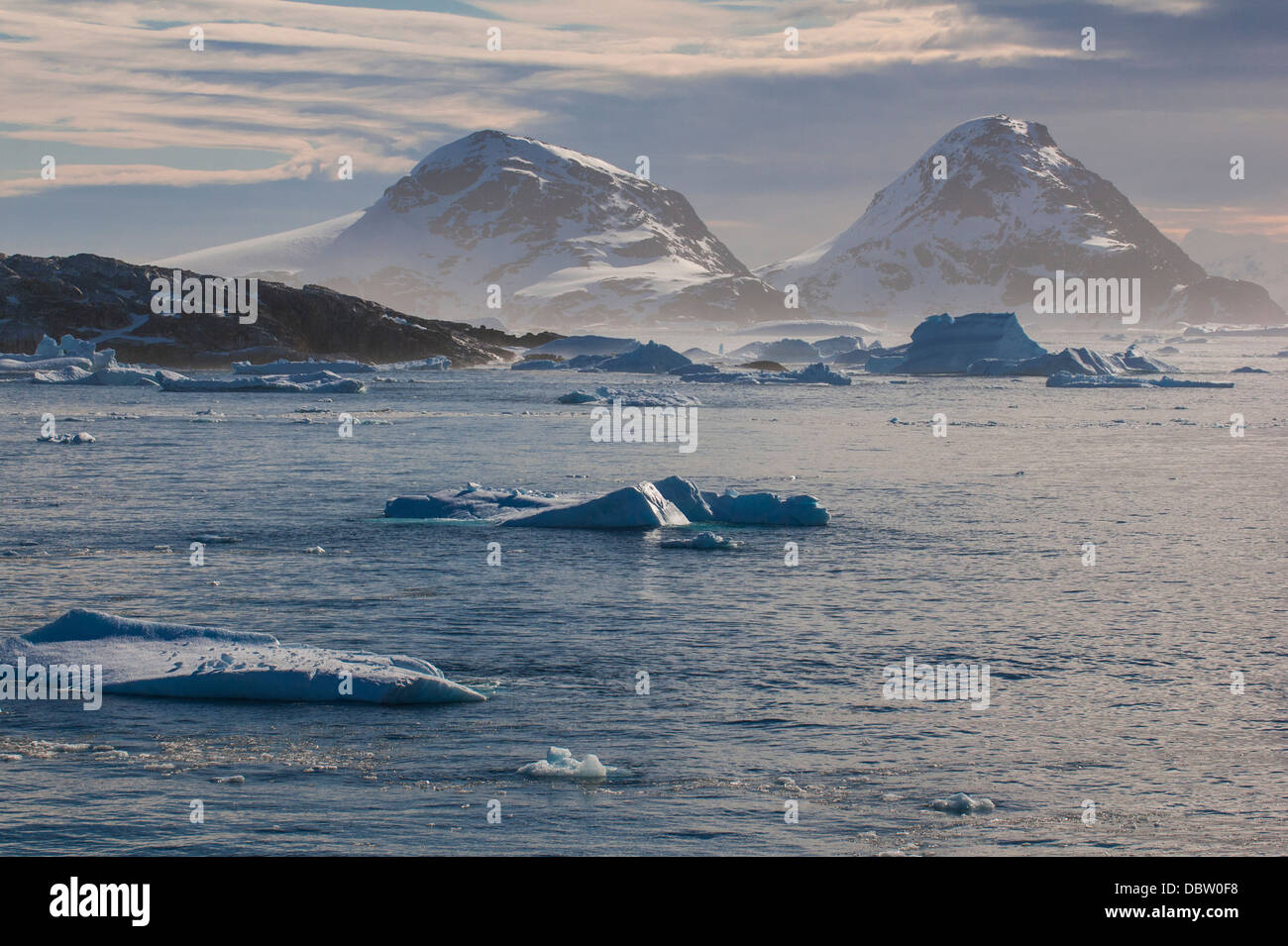 Licht über den Eisbergen und Gletschern in den Polargebieten Cierva Bucht, Antarktis, Moody Stockfoto