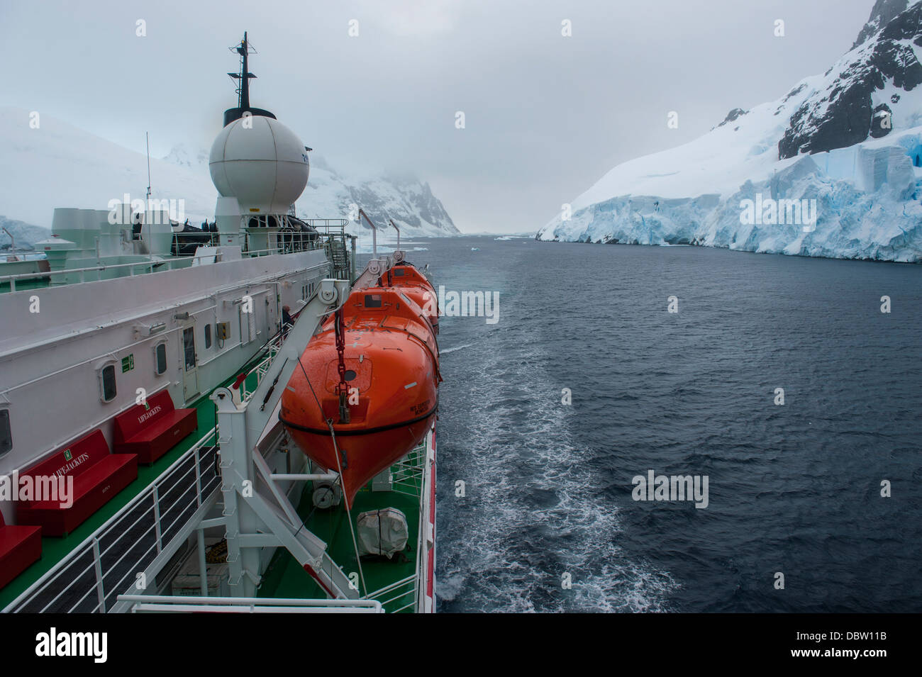 Kreuzfahrtschiff langsam vorbei durch den Lemaire-Kanal, Antarktis, Polarregionen Stockfoto