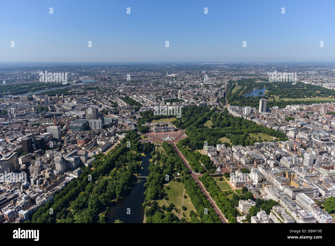 Luftaufnahme von London mit Blick auf St James' Park, The Mall, Buckingham Palace, Green Park und Hyde Park Stockfoto