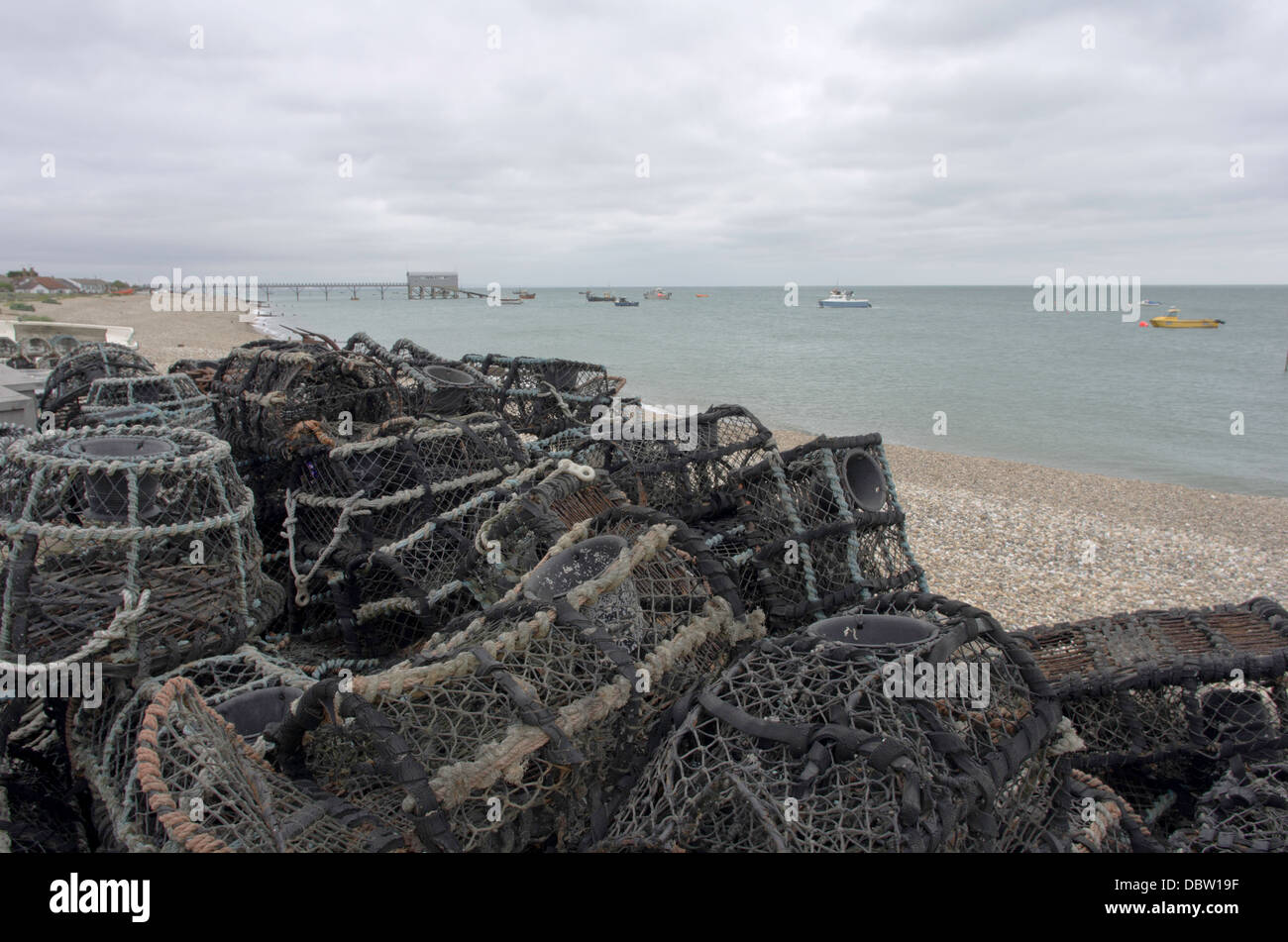 Hummer-Töpfe auf Selsey Strand mit der Rettungsstation deutlich sichtbar im Hintergrund. Stockfoto
