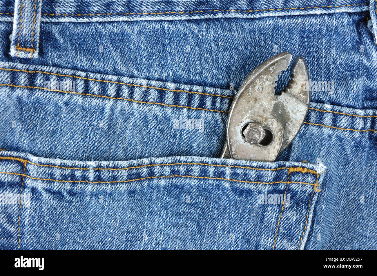 Zangen in der Gesäßtasche ein paar Denimjeans Stockfoto