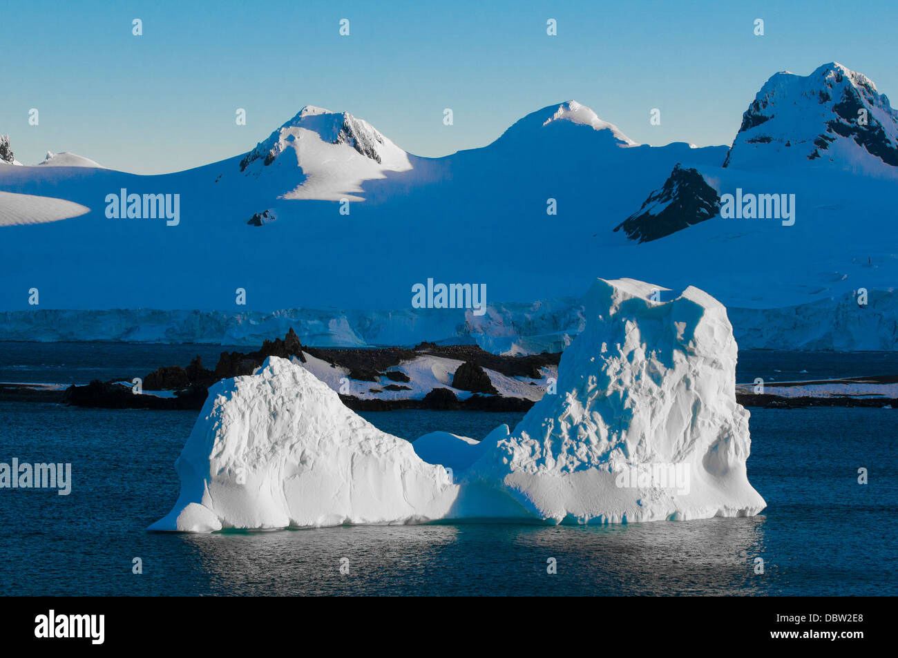 Eisberg in der Sonne, Half Moon Bay, Süd-Shetland-Inseln, Antarktis, polaren Regionen beleuchtet Stockfoto
