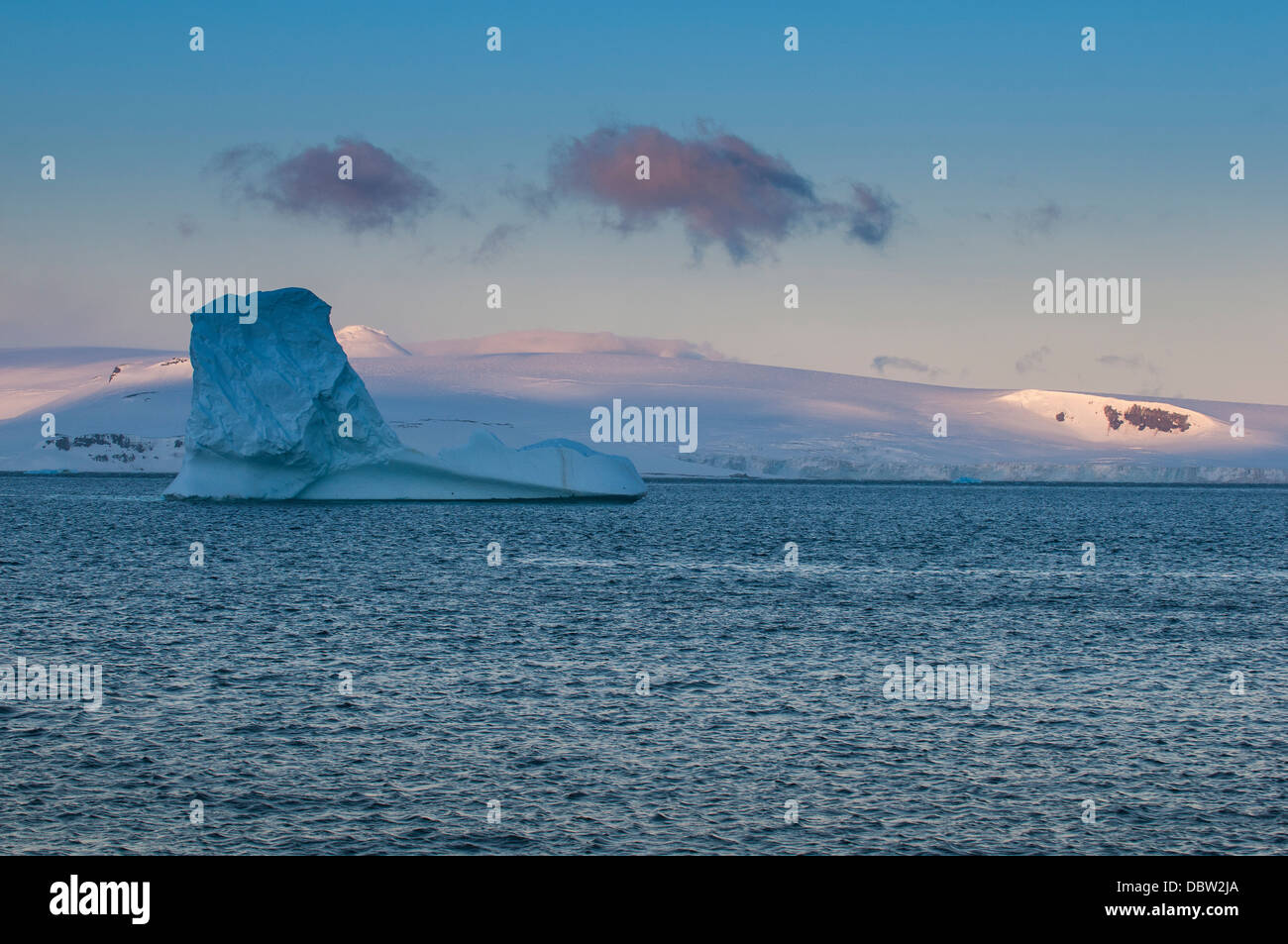 Sonnenuntergang in Half Moon Bay, Süd-Shetland-Inseln, Antarktis, Polarregionen Stockfoto