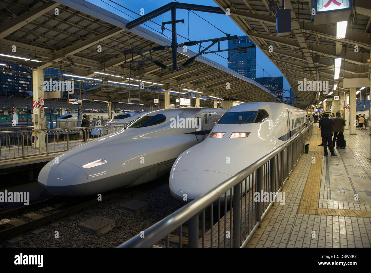 Shinkanzen Bahnhof In Tokio Japan Asien Stockfotografie Alamy