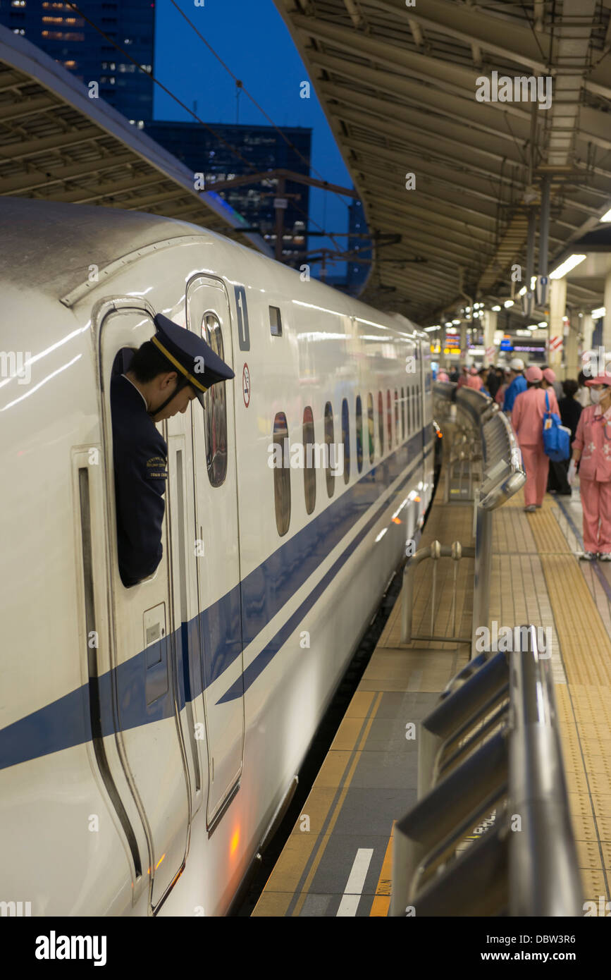 Schulung Des Personals Blick Aus Dem Fenster Des Zuges Shinkanzen Kugel Im Shinkanzen Bahnhof In Tokio Japan Asien Stockfotografie Alamy