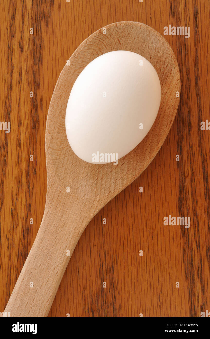 Ei auf einem Löffel aus Holz Stockfoto