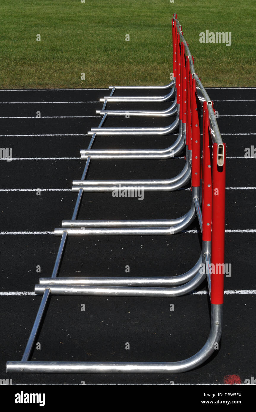 Leichtathletik-Laufbahn und Hürden Stockfoto