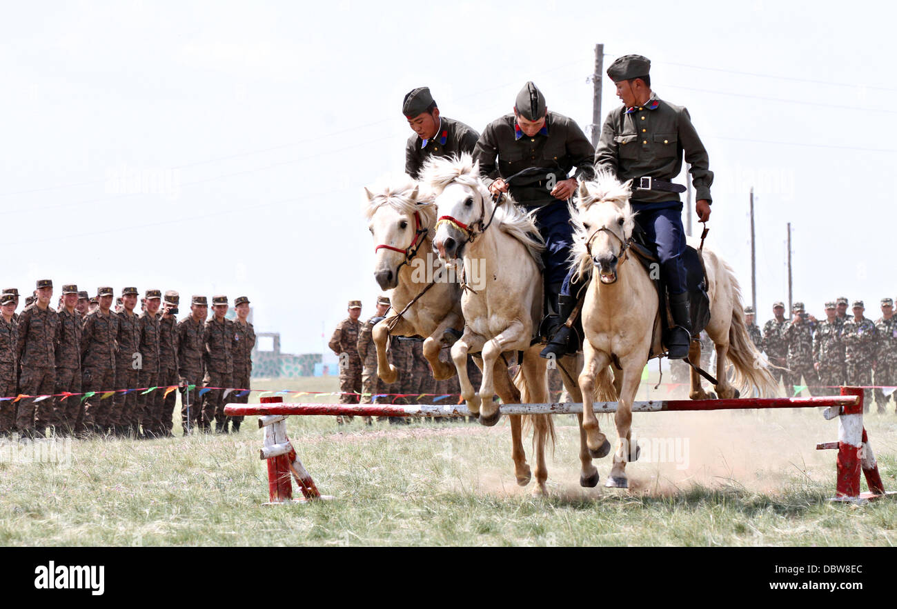 Mitglieder der mongolischen Streitkräfte 234 Kavallerie-Einheit geben eine Demonstration ihrer Fahrkünste während der Eröffnungsfeier der Übung Khaan Quest 3. August 2013 in fünf Hügeln Trainingsbereich, Mongolei. Stockfoto