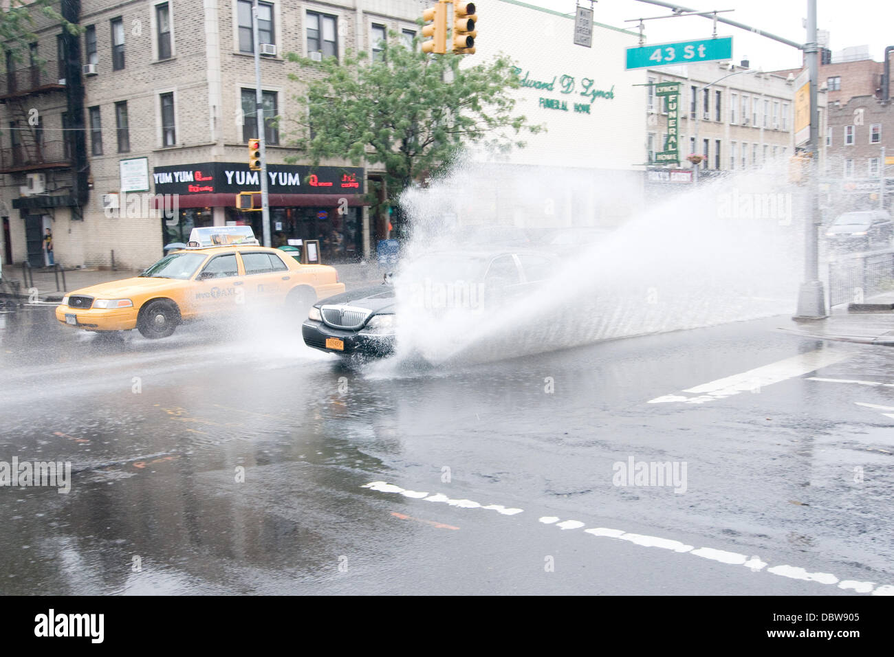 Straßen in Queens überflutet nach Hurrikan Irene Most der Ostküste der Vereinigten Staaten in Alarmbereitschaft über das Wochenende war, als Hurrikan Irene bedroht, weit verbreitete Schäden an Unternehmen und Privathaushalte. Der Bürgermeister von New York, nahm Michael Bloomberg Notfallmaßnahmen, wenn die Warnung erhielt und unternahm Schritte, um mehr als 350.000 New Yorker zu evakuieren. New York City, USA - 28.08.11 Manda Stockfoto