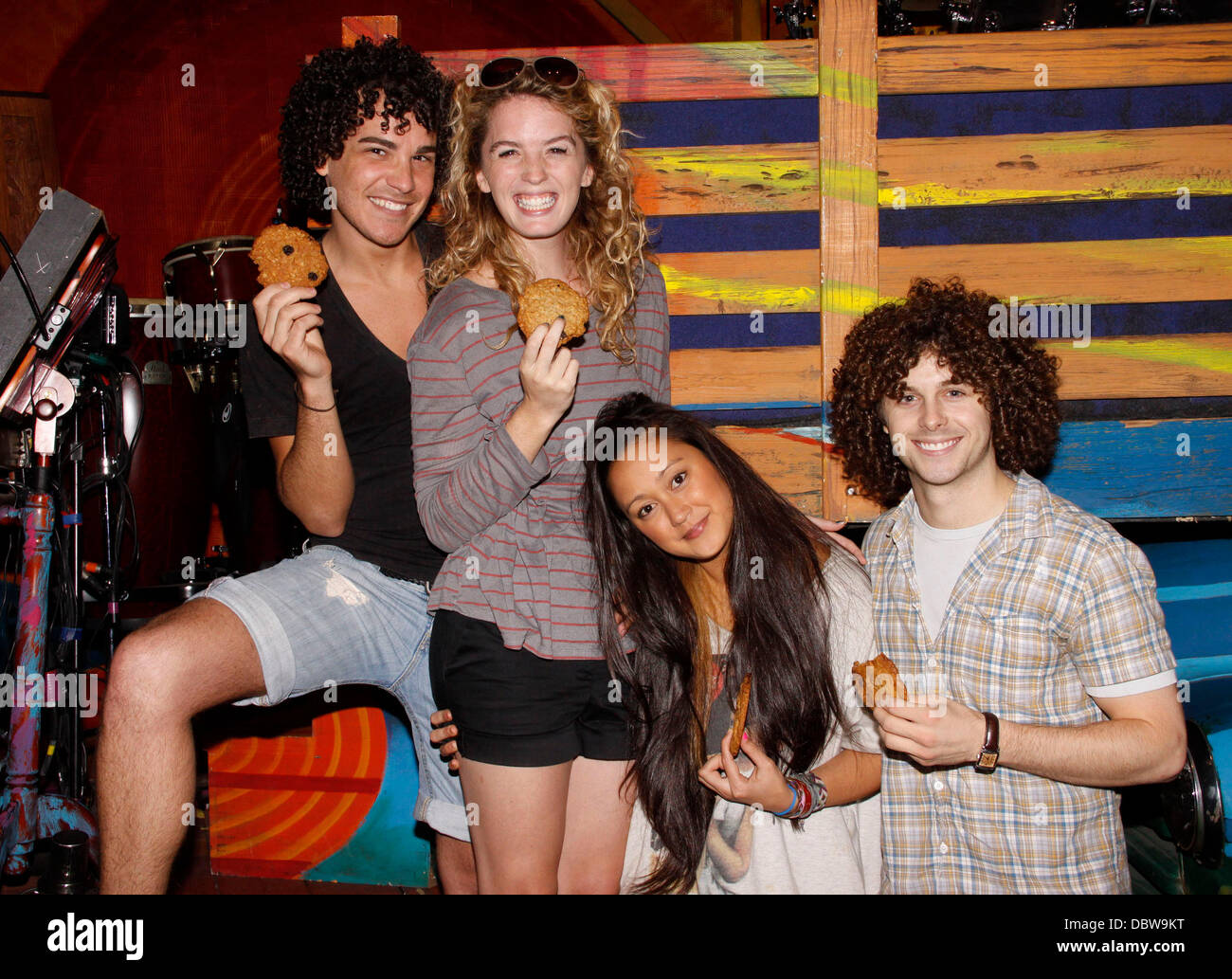 John Moauro, Kacie Sheik und Kaitlin Kiyan Larkin Bogan The Broadway Produktion von "Hair" feiert 300 Aufführungen und begrüßt neue Darsteller im St. James Theatre. New York City, USA - 29.08.11 Stockfoto