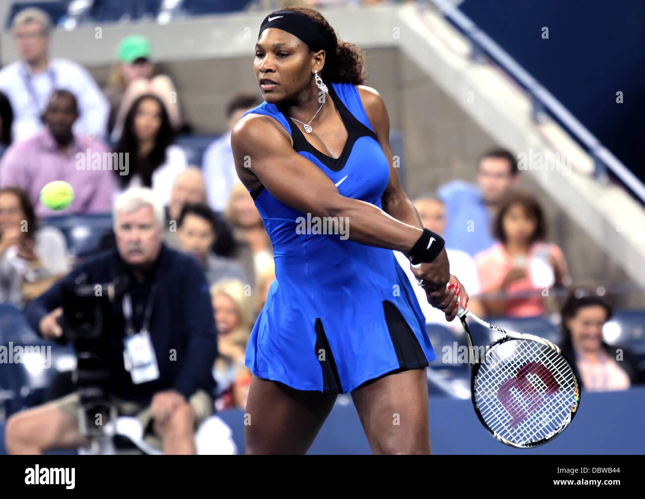 Serena Williams, USA, gibt eine Rückhand während ihrem Match gegen Bojana Jovanoski, KAZ, Dienstag, 30. August 2011, am 2. Tag, von dem uns Open Tennisturnier, im Arthur Ashe Stadium in Flushing Meadows in Queens, New York zurück. Serena, gewann in zwei Sätzen 6: 1, Stockfoto