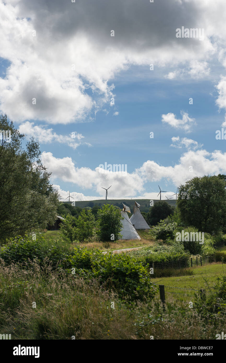 Zwei Tipis und einige Windkraftanlagen Stockfoto