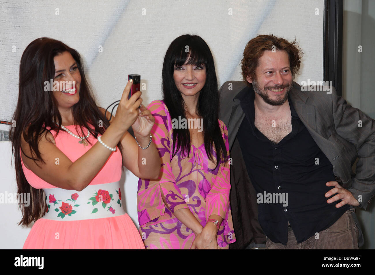 Rona Hartner, Maria de Medeiros und Mathieu Amalric der 68. Filmfestspiele von Venedig - Tag 4 - Poulet Aux Prunes - Fototermin Venedig, Italien - 03.09.11 Stockfoto