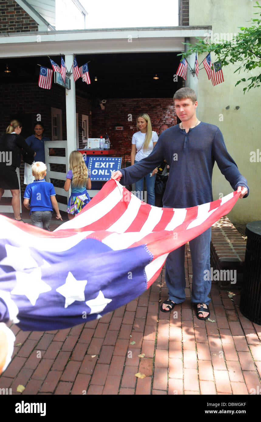 New Philadelphia Flyers NHL Hockey Goalie Ilya Bryzgalov Touren die Betsy Ross House Philadelphia, Pennsylvania - 03.09.11 Stockfoto