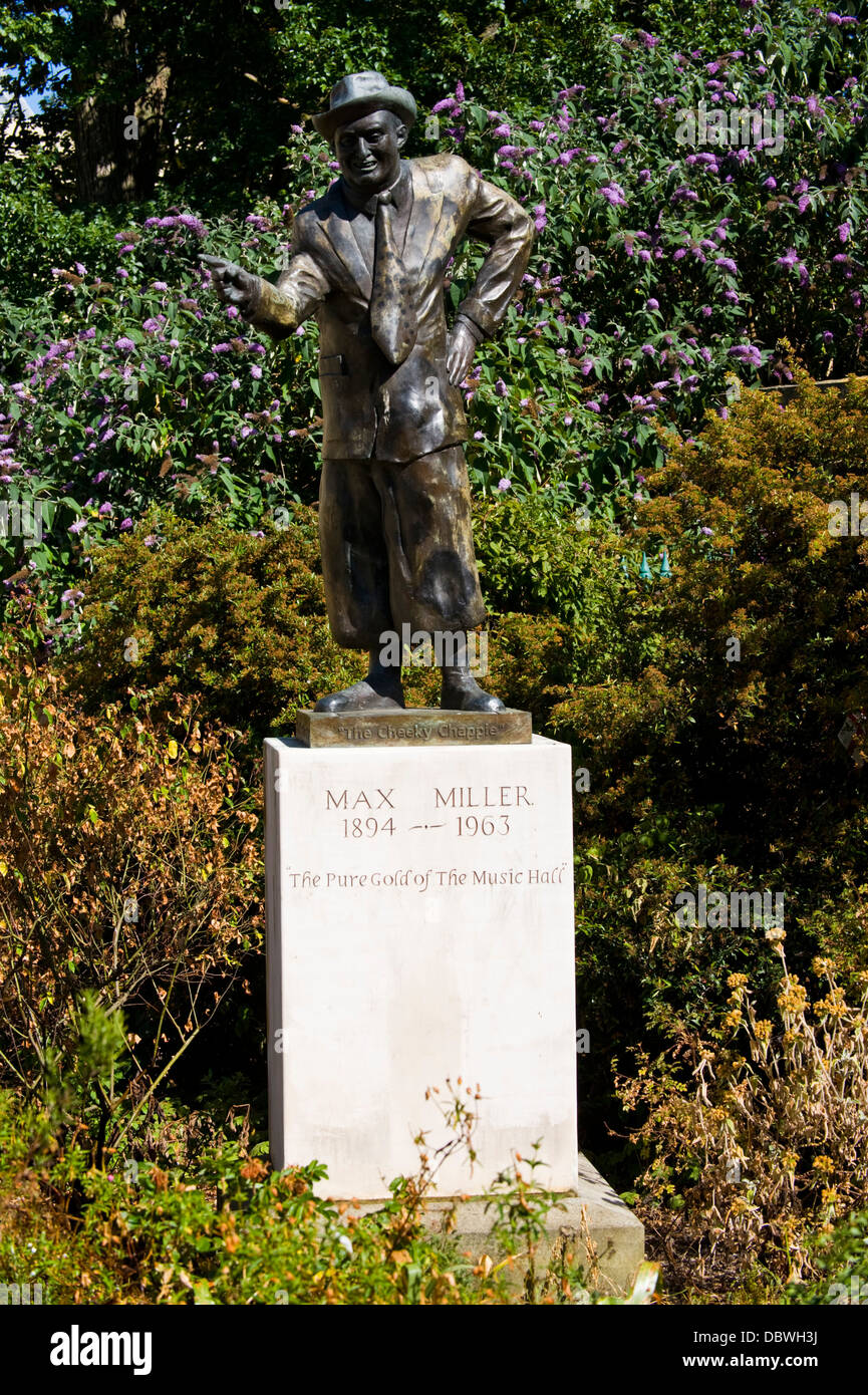 Statue der Musikhalle Komiker Max Miller im öffentlichen Park in Brighton East Sussex England UK Stockfoto