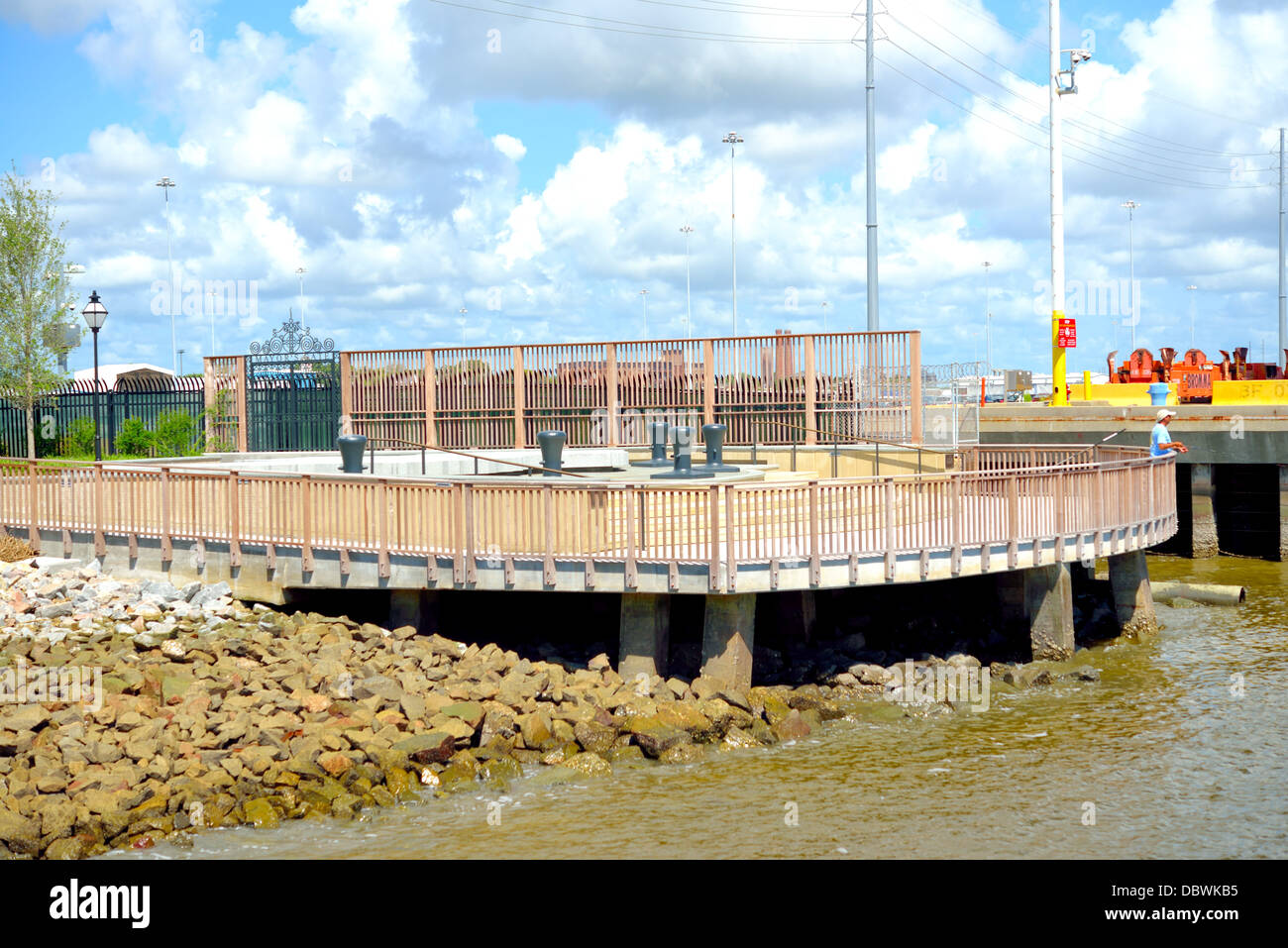 Dock-Plattform zur Unterstützung der neuen Stadtpark am Rand des Cooper river Stockfoto