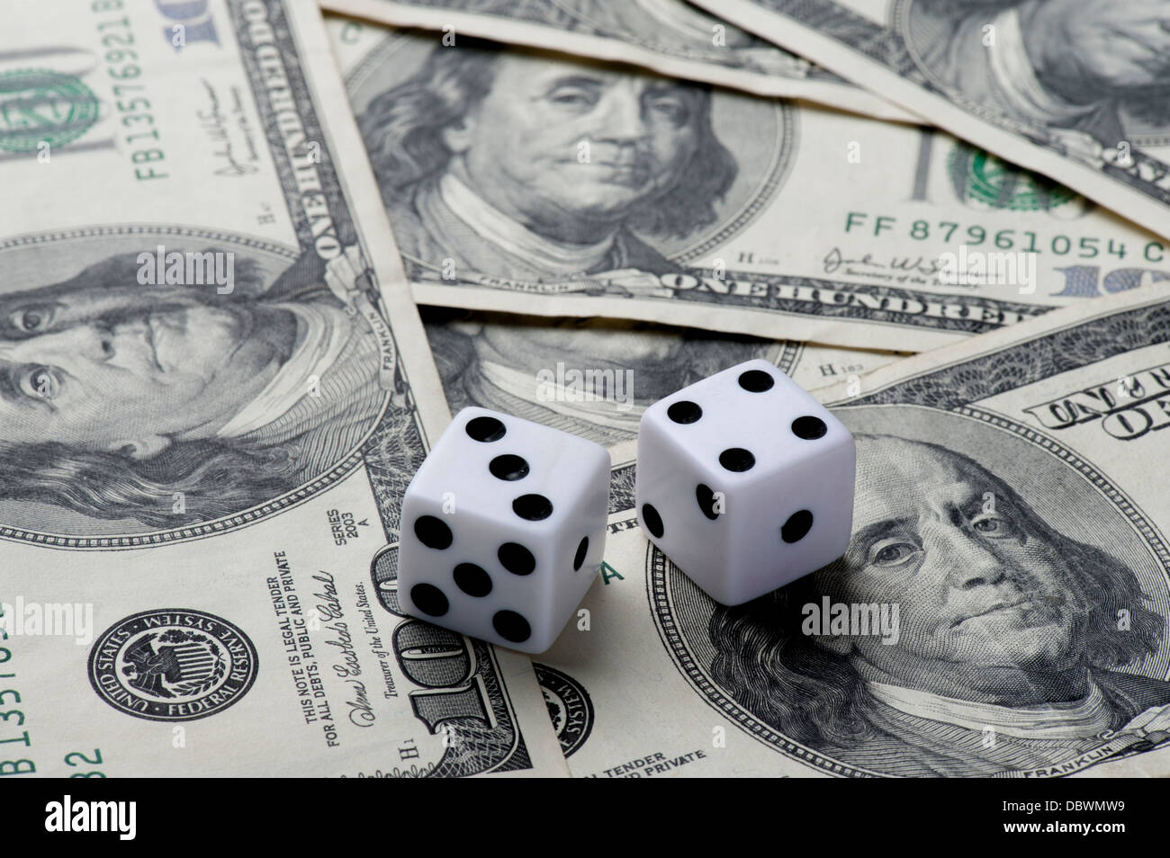 zwei Würfel auf $100 Rechnungen Konzept Glücksspiel Stockfoto