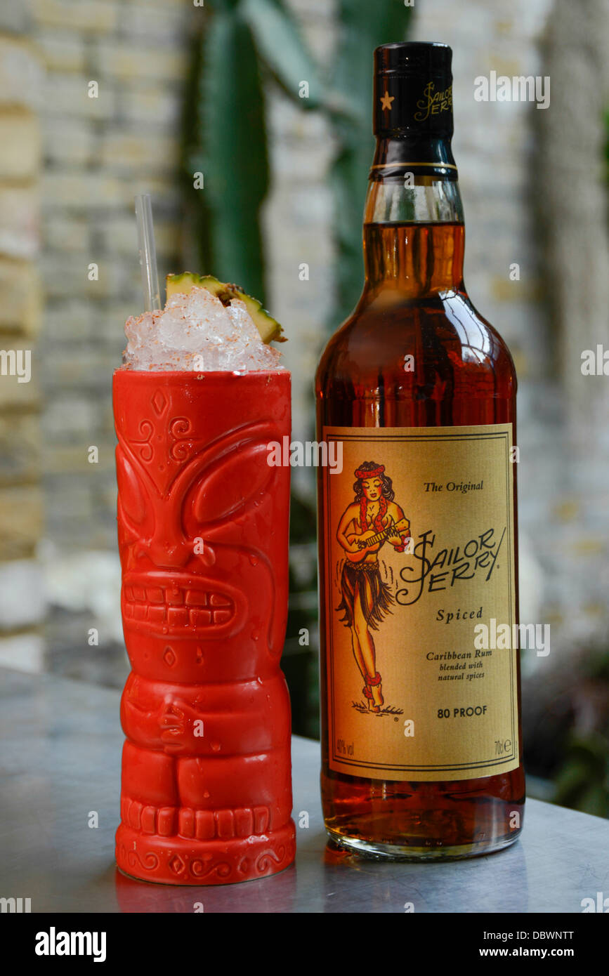 Sailor Jerry Rum cocktail mit Flasche Stockfoto