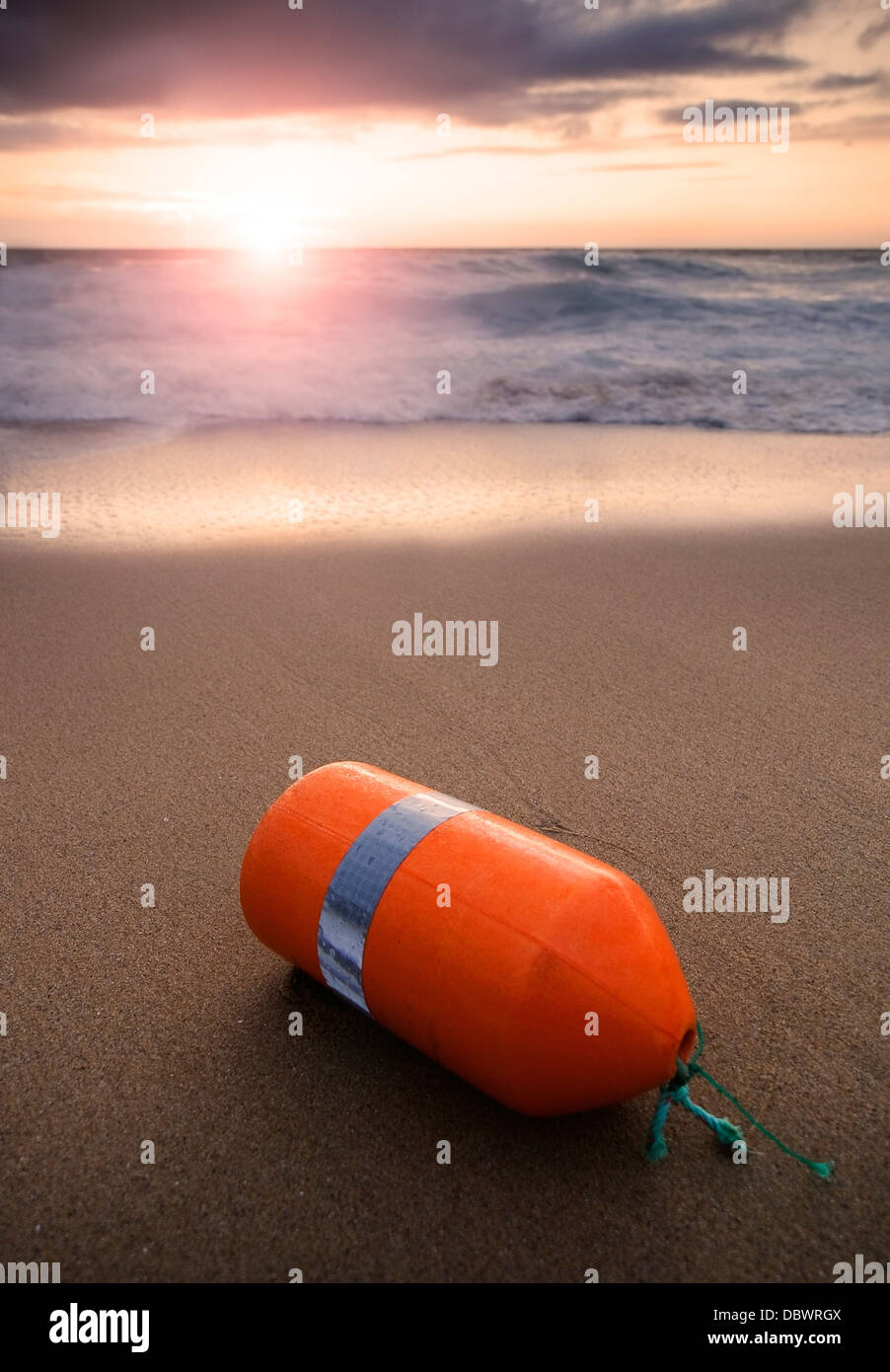 Boje angespült am Strand bei Sonnenuntergang. Stockfoto