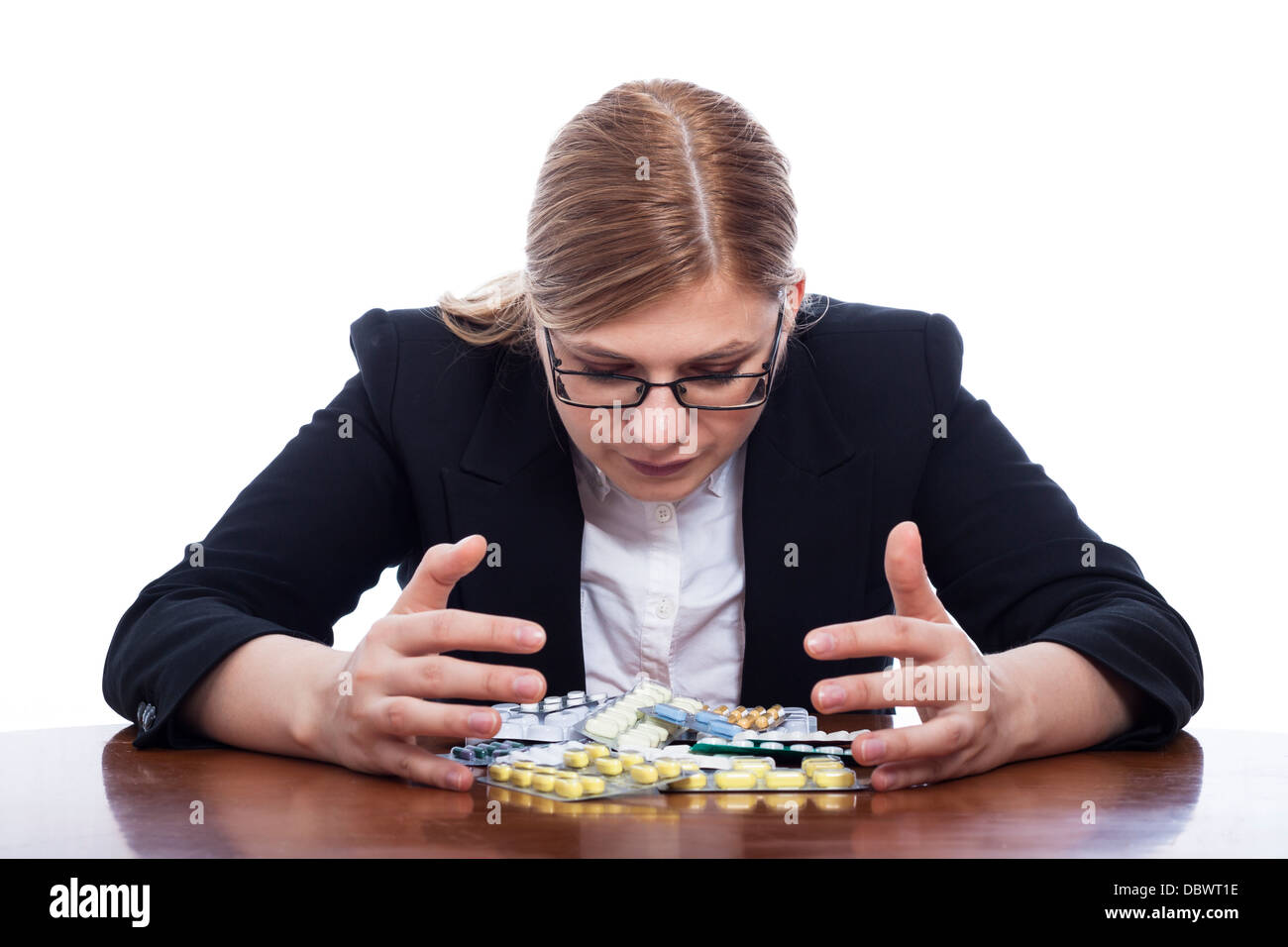 Business-Frau mit vielen Pillen, isoliert auf weißem Hintergrund. Stockfoto