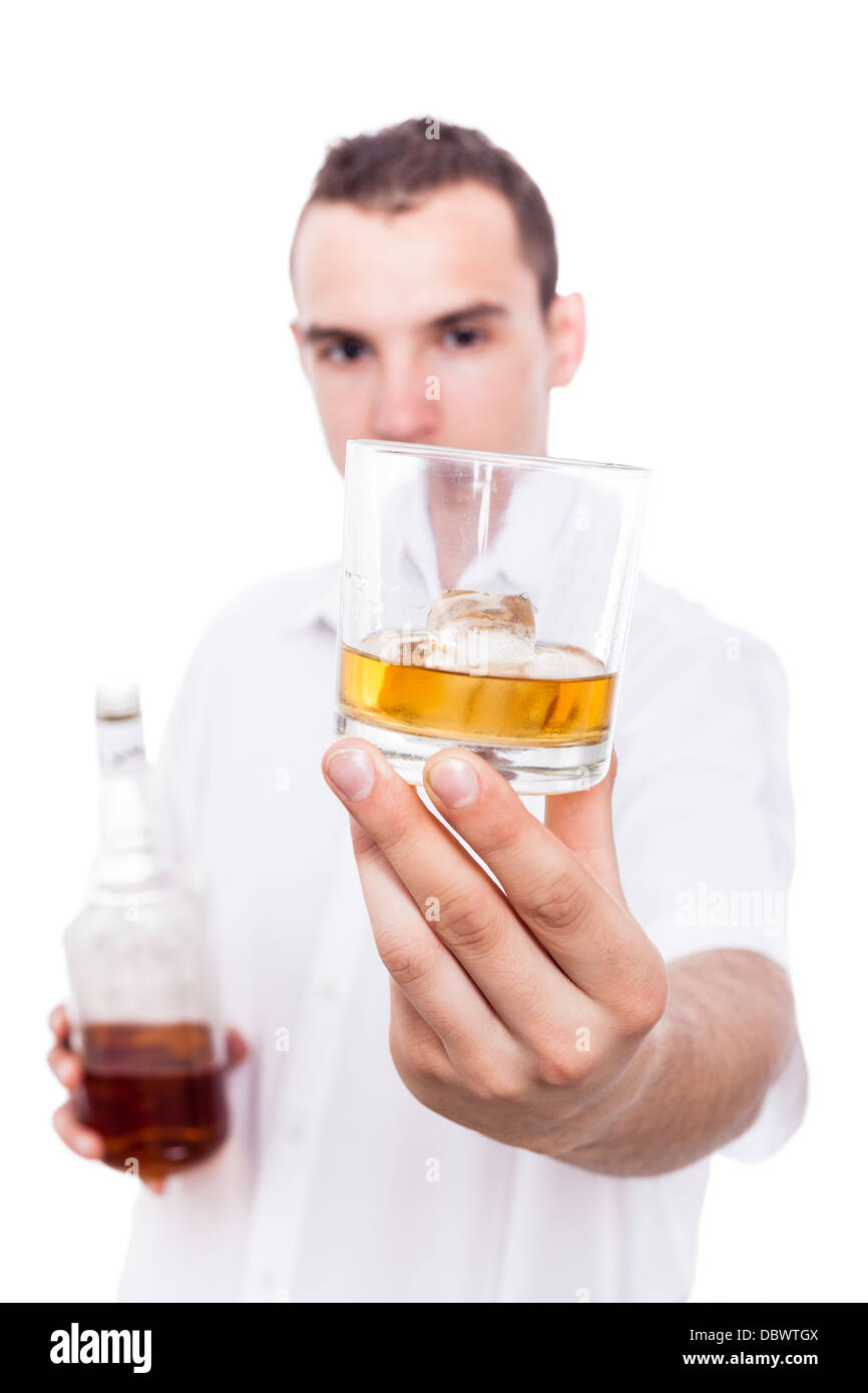 Junger Mann mit Alkohol, Fokus auf Glas, isoliert auf weißem Hintergrund. Stockfoto