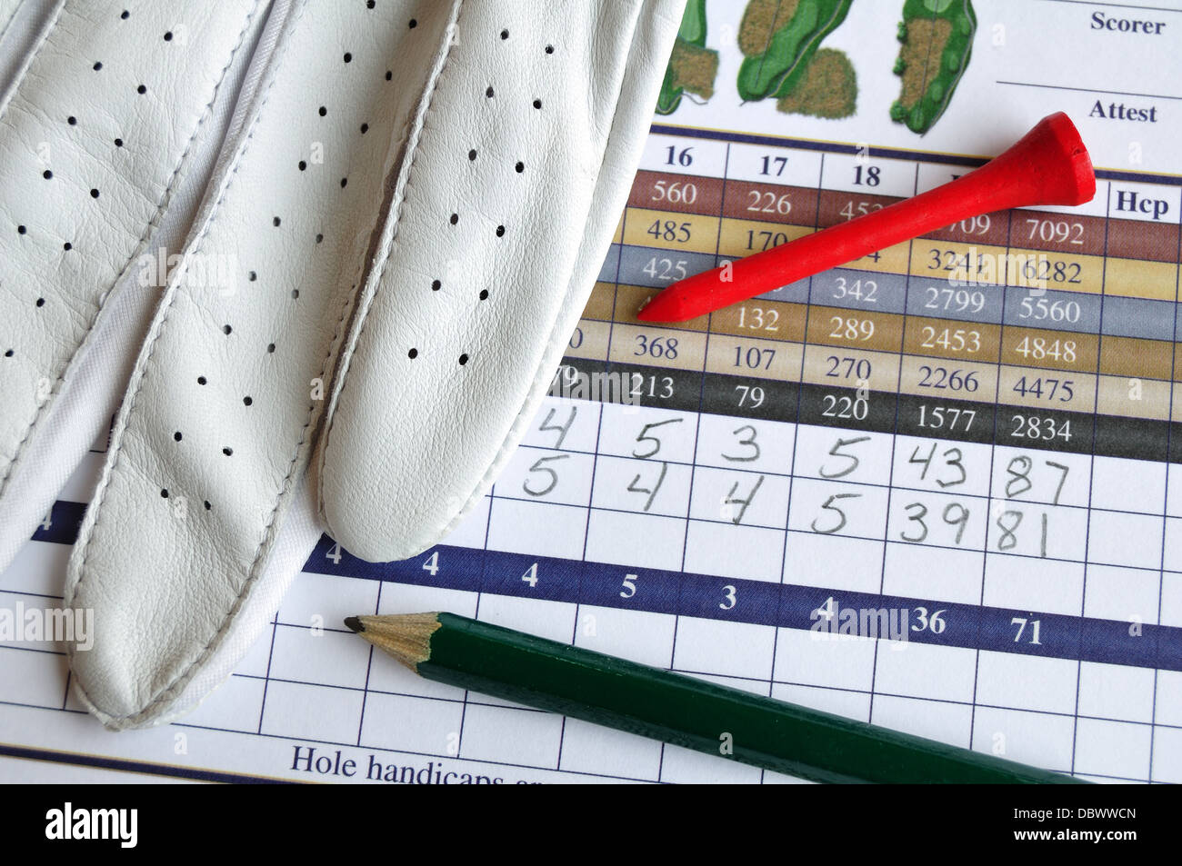 Nahaufnahme von Golf Score Card mit Handschuh, Bleistift & Tee Stockfoto