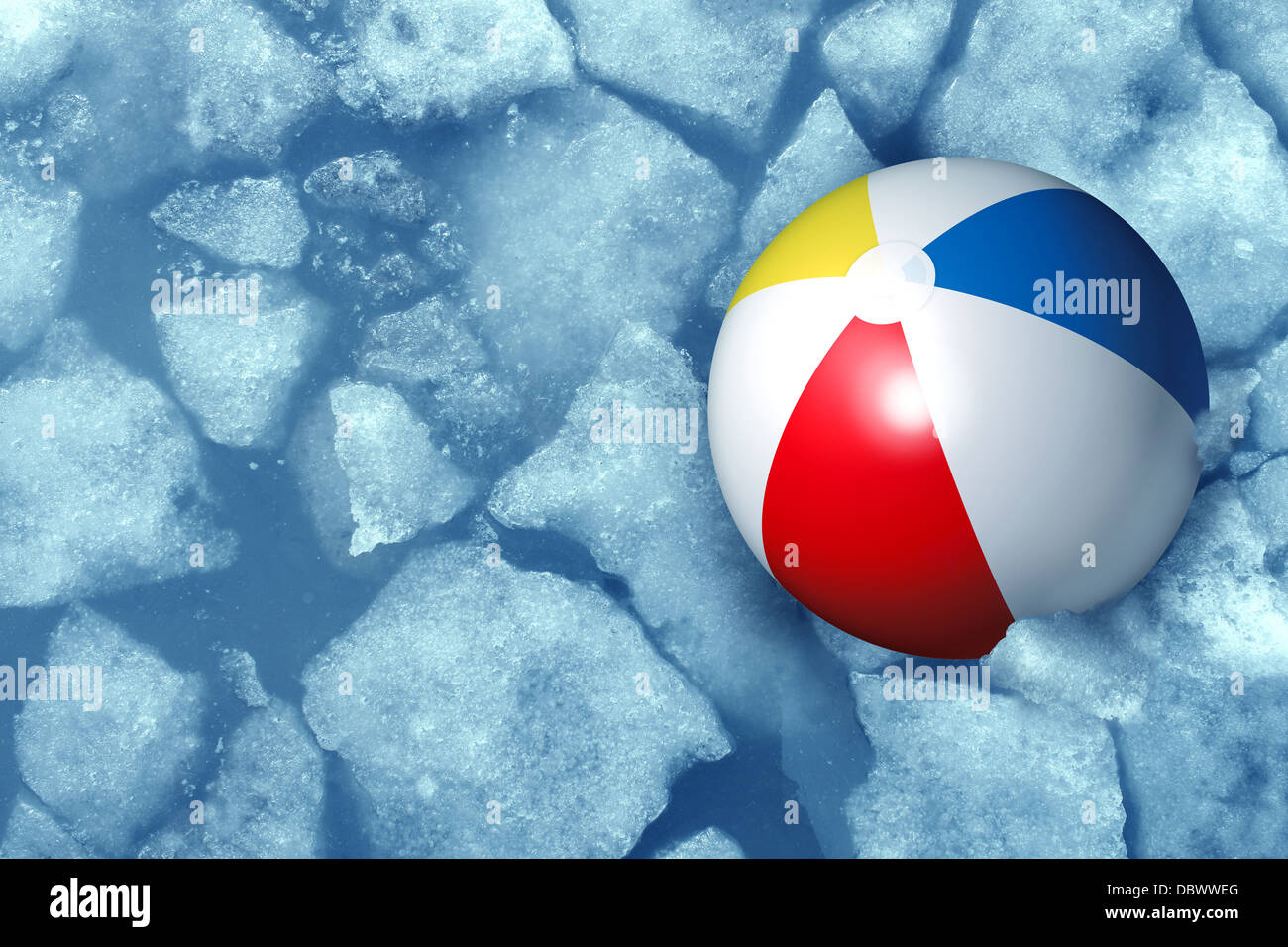 Kalter Sommer-Wetter-Konzept mit einem Kunststoff Inflatabe Wasserball stecken im gefrorenen Eis in einem eiskalten Pool als Symbol der Freizeit Aktivität Probleme durch kältere Temperaturen in den Ferien und Urlaub mit der Familie. Stockfoto
