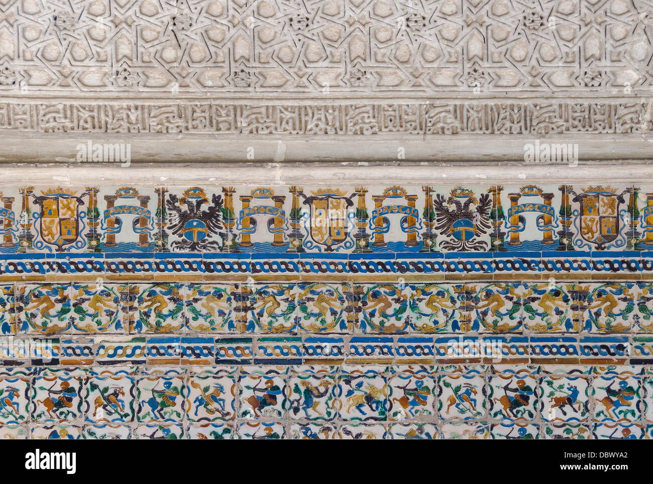 Mudéjar und plateresken Landschaft, Wappen Feinsteinzeug, "Cenador" von Charles V, Gärten des Alcazar, Sevilla, Spanien. Stockfoto