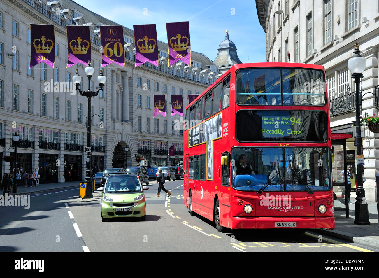 London, England, Vereinigtes Königreich. Roter Bus in der Regent Street während 60. Jubiläum der Königin Stockfoto