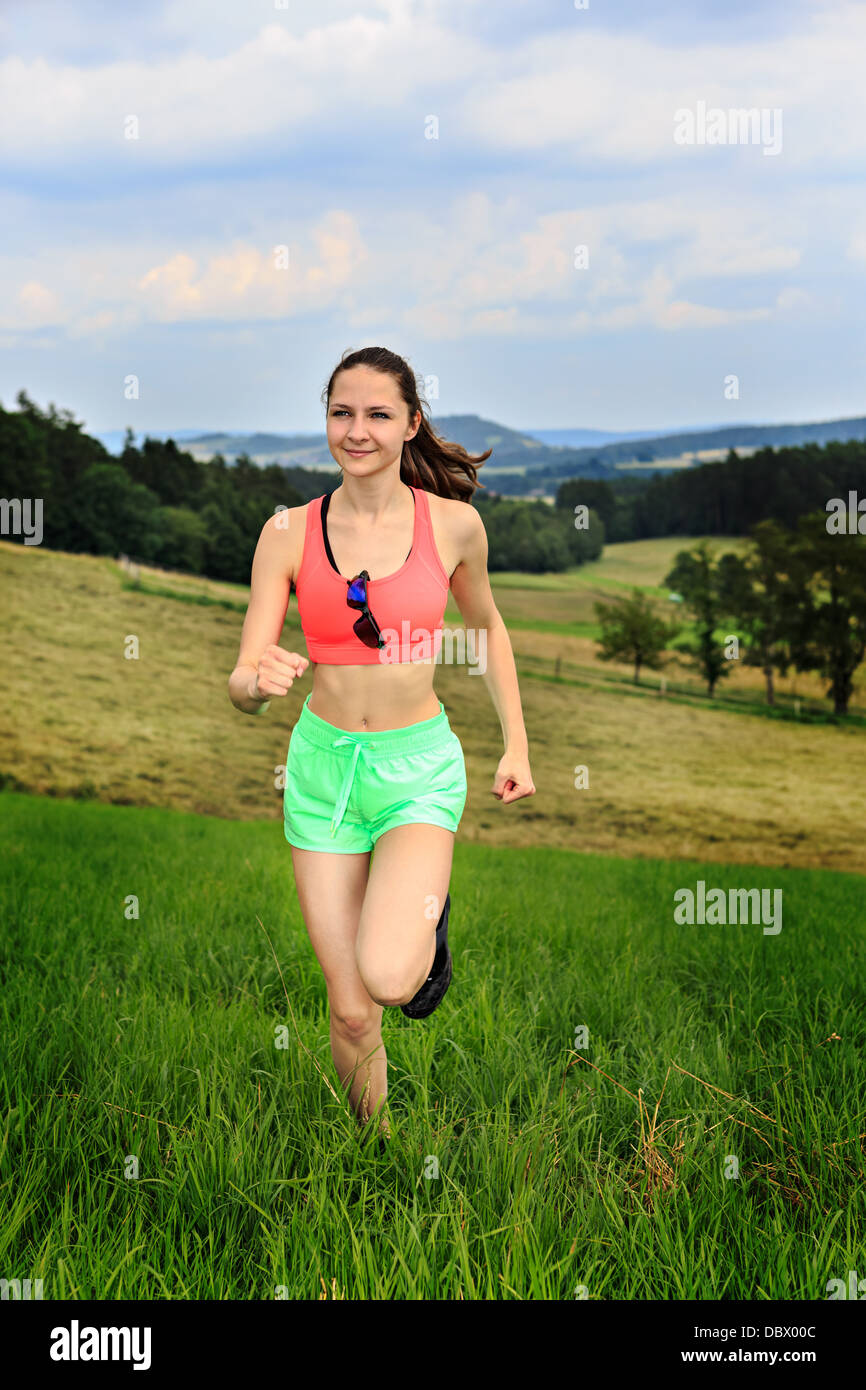 junge Frau vor Joggen, Langlauf Stockfoto