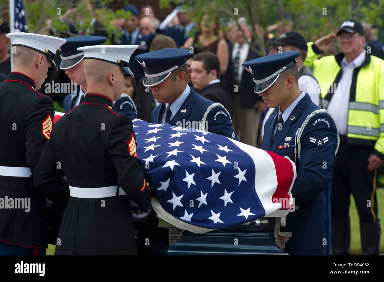 Ehren Sie Wächter des Piloten und Marines zu, weitermachen Sie den Sarg des pensionierten Ehrenmedaille Empfänger US Air Force Colonel George Bud Tag während der Trauerfeier auf dem Nationalfriedhof Barrancas 1. August 2013 Naval Air Station Pensacola, FL. Tag, Ehrenmedaille Empfänger und Bekämpfung Pilot mit Service im zweiten Weltkrieg, Korea und Vietnam, 27 Juli im Alter von 88 Jahren verstorben. Stockfoto